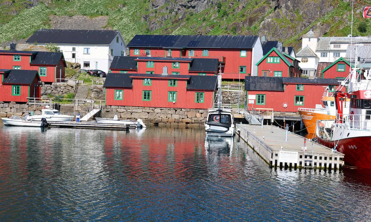 Skjærbrygga: {"base": "en", "no": "Ny offentlig brygge p\u00e5 nordsiden av Skj\u00e6ret til h\u00f8yre. Fiskefart\u00f8y har forrang, men korttidsbes\u00f8kende er ogs\u00e5 velkomne.", "se": "Ny offentlig brygga nordv\u00e4stra sidan av Skj\u00e6ret till h\u00f6ger. Fiskeb\u00e5tar har f\u00f6retr\u00e4de, men korttidsbes\u00f6kare \u00e4r ocks\u00e5 v\u00e4lkomna.", "en": "New public pier north side of Skj\u00e6ret to the right. Fishing vessels have priority, but short stay guests are also welcome.", "da": "Ny offentlig kaj nordside af Skj\u00e6ret til h\u00f8jre. Fiskefart\u00f8jer har fortrinsret, men korttidsbes\u00f8gende er ogs\u00e5 velkomne."}