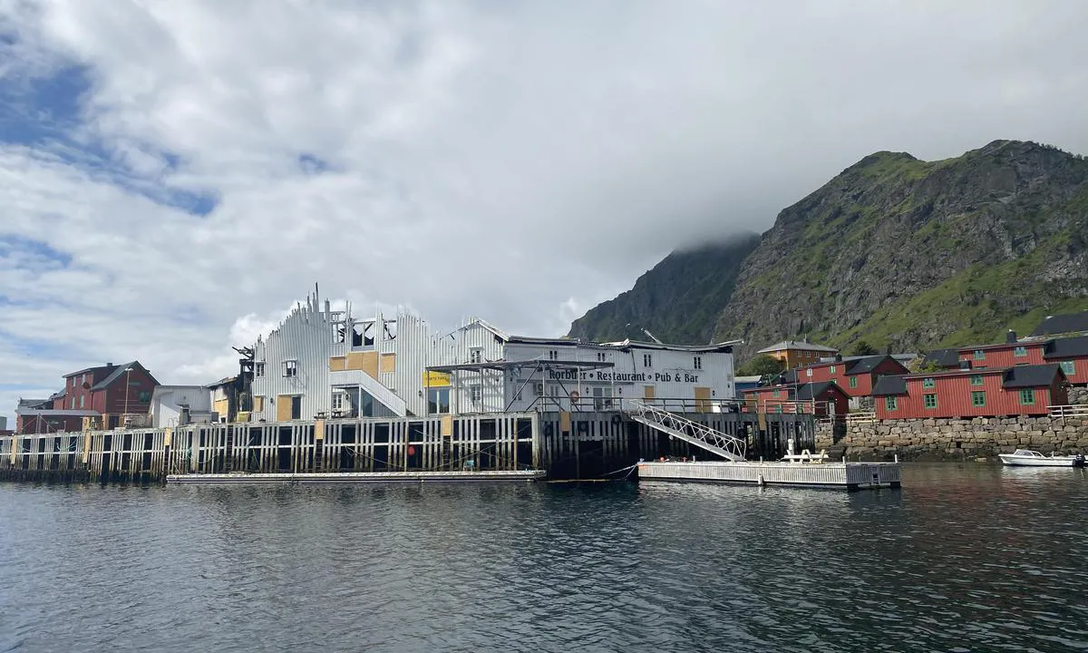 Skjærbrygga: {"base": "en", "no": "sy\u00a0Blue Lady", "se": "s/y Blue Lady", "en": "sy Blue Lady", "da": "sy Blue Lady"}
