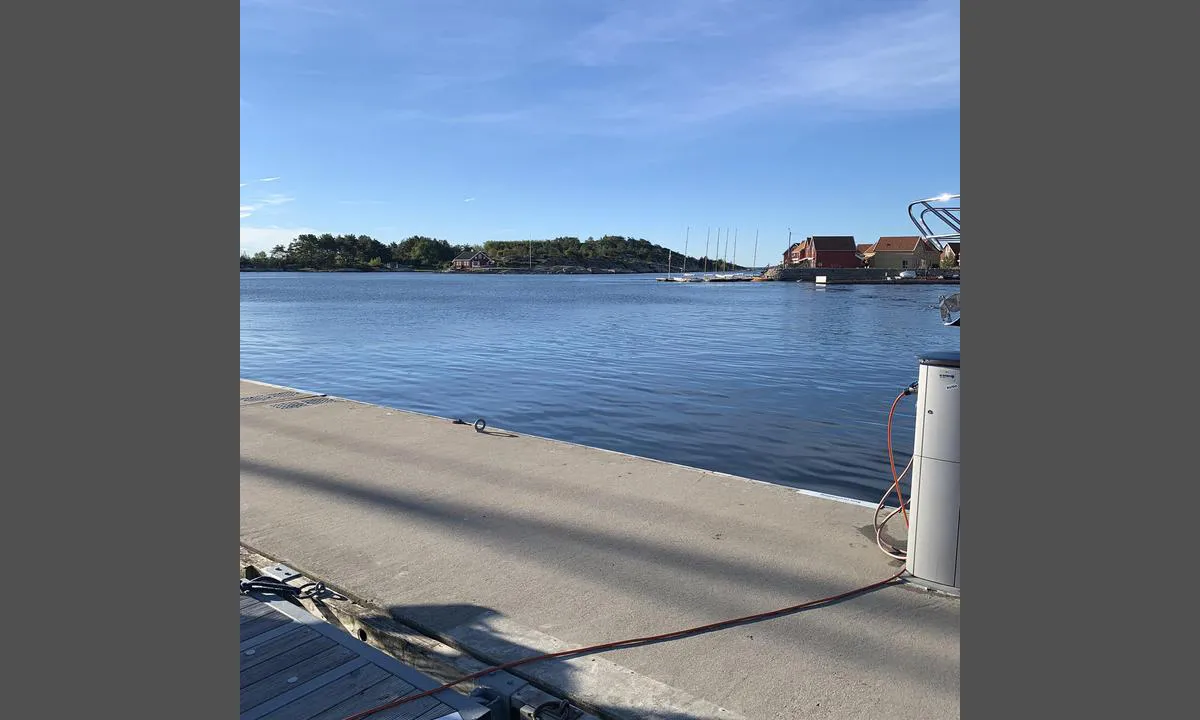 Skjærhalden Gjestehavn: {"base": "no", "no": "Innl\u00f8p fra Homlungen fyr fra syd", "se": "Inlopp fr\u00e5n Homlungen fyr fr\u00e5n syd", "en": "Entrance from Homlungen lighthouse from the south", "da": "Indl\u00f8b fra Homlungen fyr fra syd"}