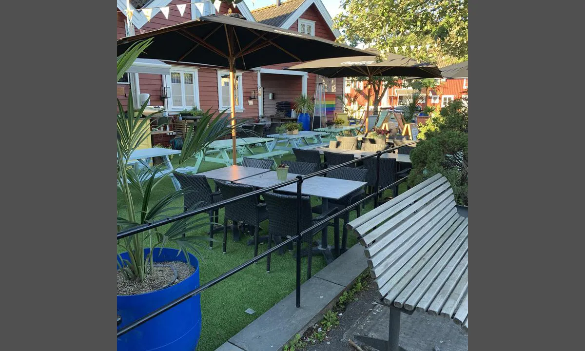 Skjærhalden Gjestehavn: {"base": "no", "no": "Uteservering ved Losen Restaurant rett ved havna", "se": "Utservering vid Lotsen Restaurang precis vid hamnen", "en": "Outdoor seating at Losen Restaurant right by the harbor", "da": "Udeservering ved Losen Restaurant lige ved havnen"}