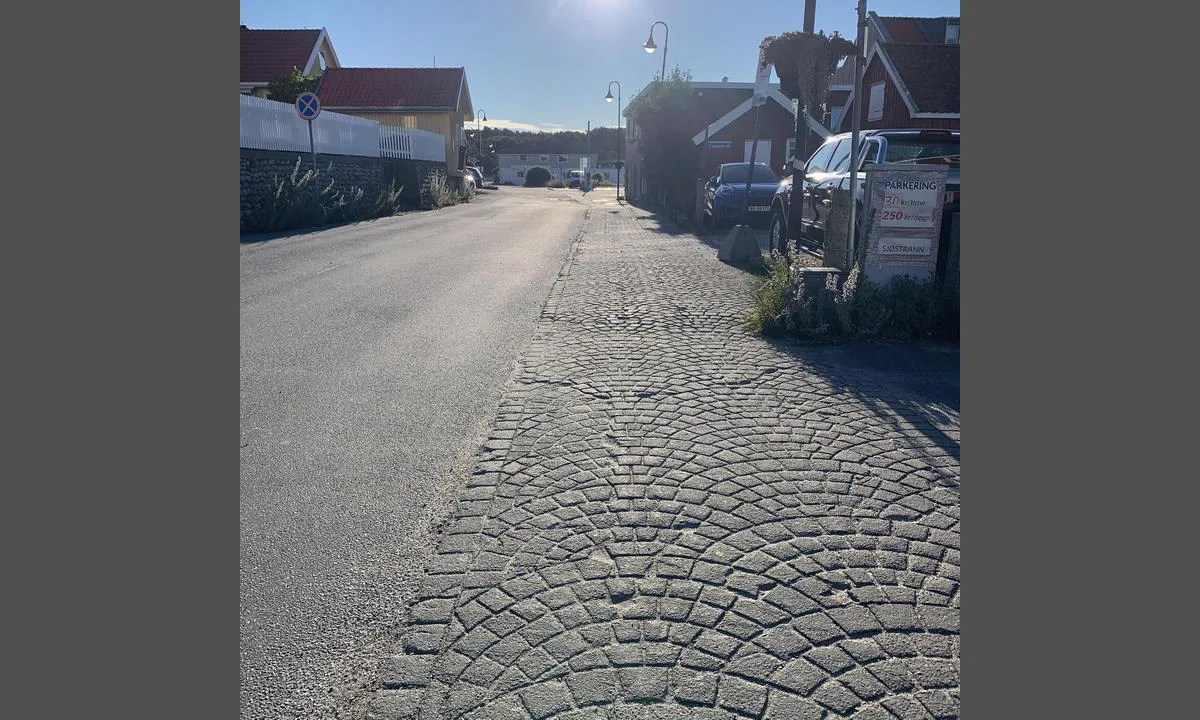 Skjærhalden Gjestehavn: {"base": "no", "no": "Hovedgate ved Skj\u00e6rhalden Gjestehavn", "se": "Huvudgata vid Skj\u00e6rhalden G\u00e4sthamn", "en": "Main street at Skj\u00e6rhalden Guest Harbour", "da": "<hovedgade> ved Sk\u00e6rhalden G\u00e6stehavn"}