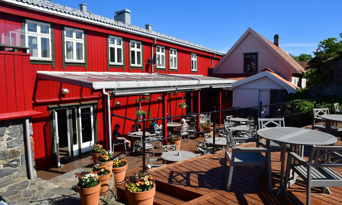 Skjerjehamn: {"base": "en", "no": "Utenfor restaurant", "se": "Utanf\u00f6r restaurang", "en": "Outside sestaurant", "da": "Udenfor restaurant"}