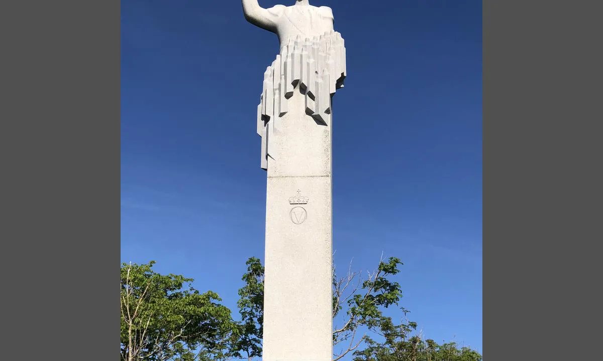 Skjerjehamn: {"base": "no", "no": "Her havnet Kong Olav etter at Oslo ikke ville ha han ..", "se": "H\u00e4r hamnade Kung Olav efter att Oslo inte ville ha honom ..", "en": "King Olav ended up here after Oslo did not want him ..", "da": "Her havnede Kong Olav efter at Oslo ikke ville have ham .."}