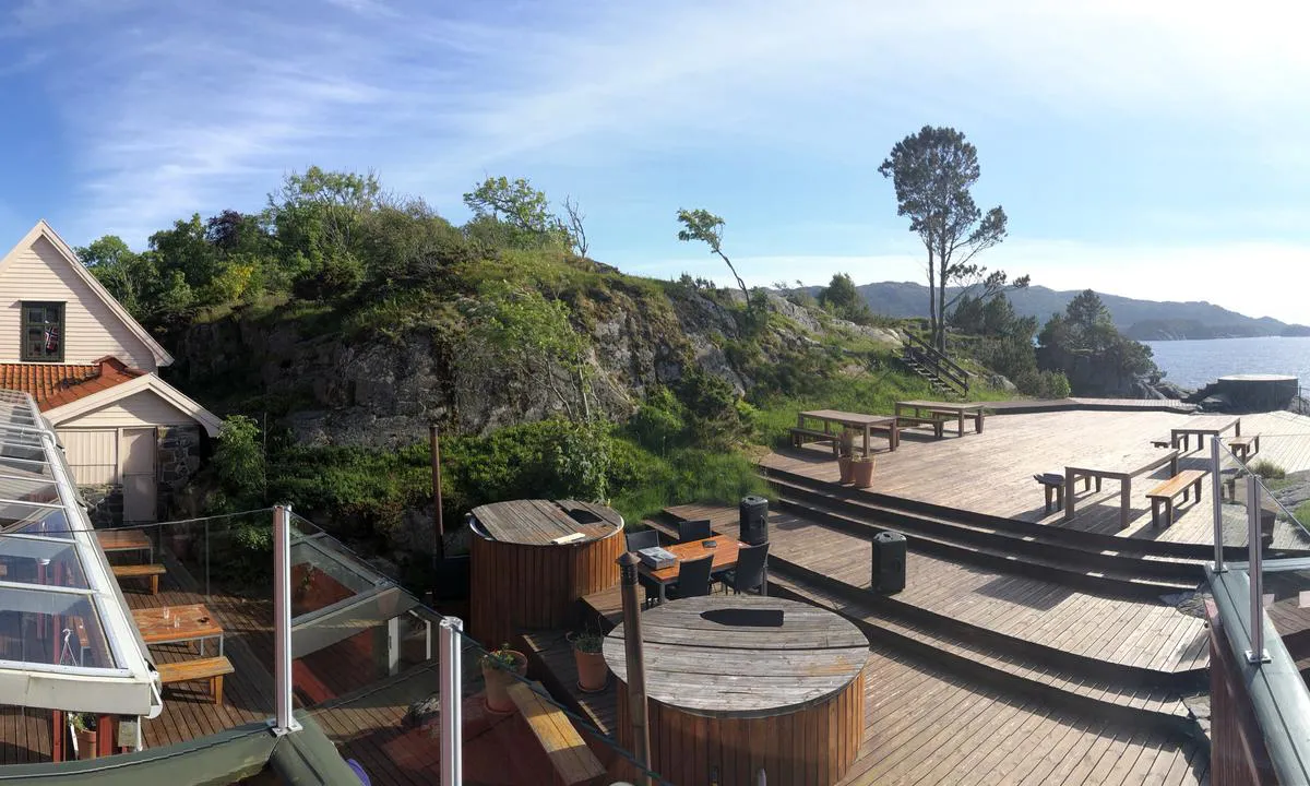 Skjerjehamn: {"base": "no", "no": "Fasiliteter p\u00e5 land", "se": "Faciliteter p\u00e5 land", "en": "Facilities on land", "da": "Faciliteter p\u00e5 land"}