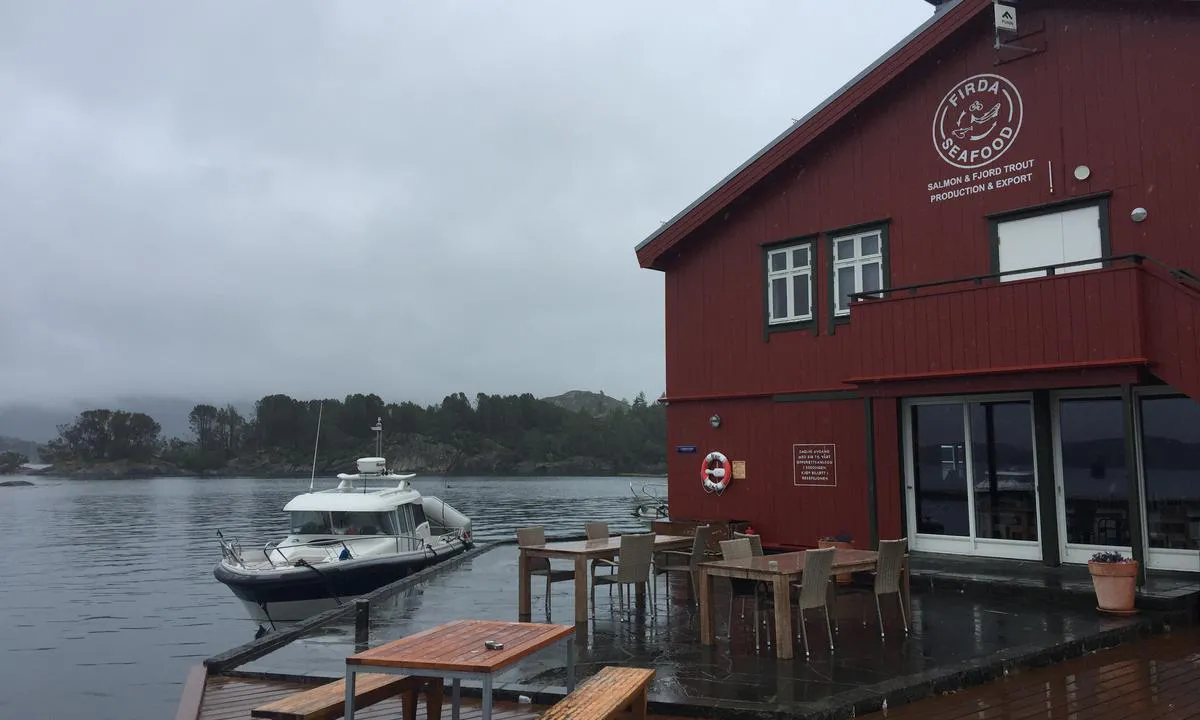 Skjerjehamn: Uteservering flere steder.