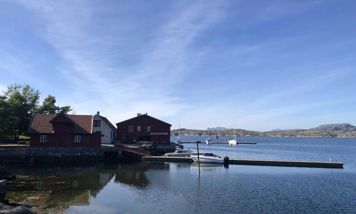 Skjerjehamn: {"base": "no", "no": "Gjestehavna er den borterste bryggen", "se": "G\u00e4sthamnen \u00e4r den yttersta bryggan", "en": "The guest harbor is the farthest pier", "da": "G\u00e6stehavnen er den yderste bro"}