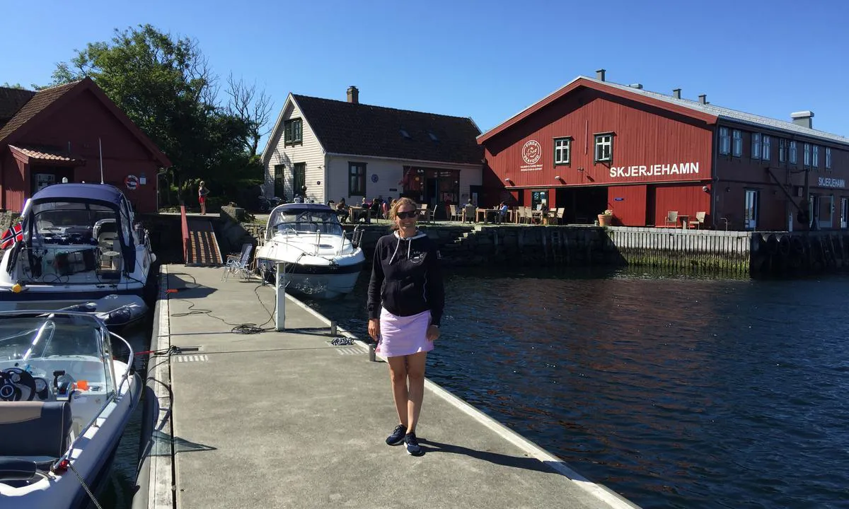 Skjerjehamn: Gammeldags Landhandel i det gule huset, i det røde er det toaletter, restaurant og ett lite museum. Uteservering.