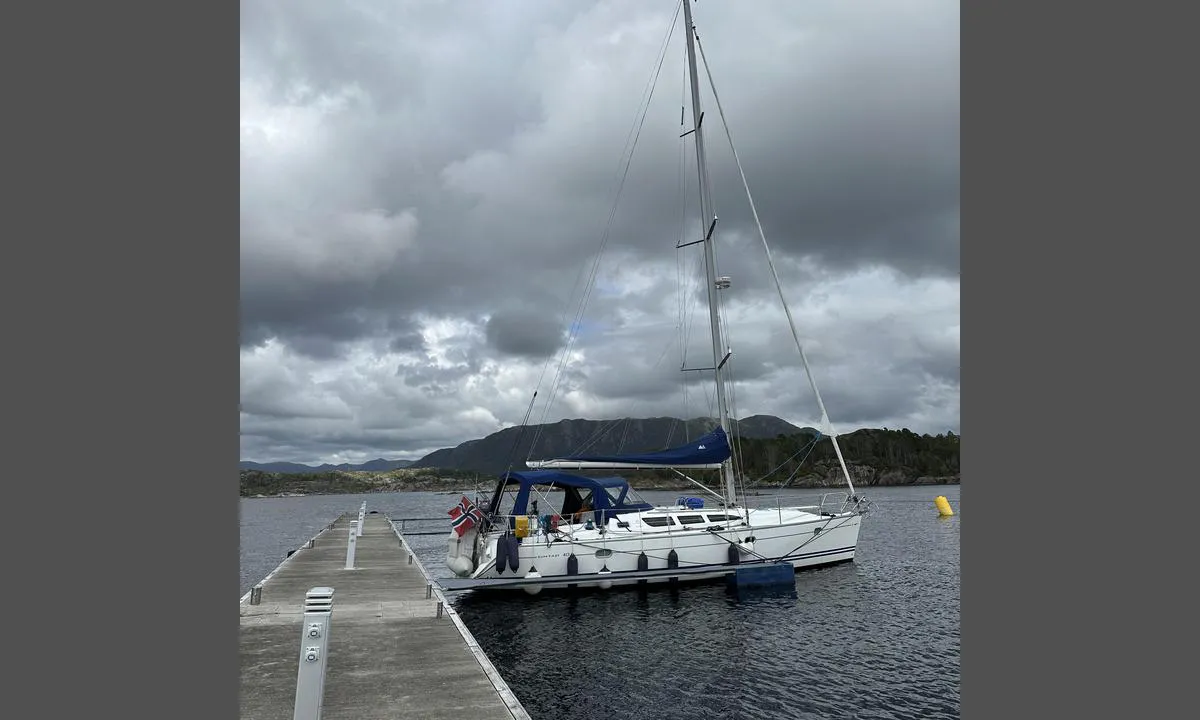 Skjerjehamn: {"base": "no", "no": "Den ytre flytebryggen er utsatt for vibrasjonene/b\u00f8lgene fra westamaranene som g\u00e5r forbi - vi m\u00e5tte flytte til den mindre flytebryggen innenfor - der var det sv\u00e6rt fine forhold.", "se": "Den yttre flytbryggan \u00e4r utsatt f\u00f6r vibrationerna/v\u00e5gorna fr\u00e5n v\u00e4stamarinerna som g\u00e5r f\u00f6rbi - vi var tvungna att flytta till den mindre flytbryggan innanf\u00f6r - d\u00e4r var det mycket fina f\u00f6rh\u00e5llanden.", "en": "The outer floating dock is exposed to vibrations/waves from passing catamarans - we had to move to the smaller floating dock inside - there, the conditions were very fine.", "da": "Den ydre flydebro er udsat for vibrationerne/b\u00f8lgerne fra westamaranerne som passerer forbi - vi m\u00e5tte flytte til den mindre flydebro indenfor - der var der meget fine forhold."}