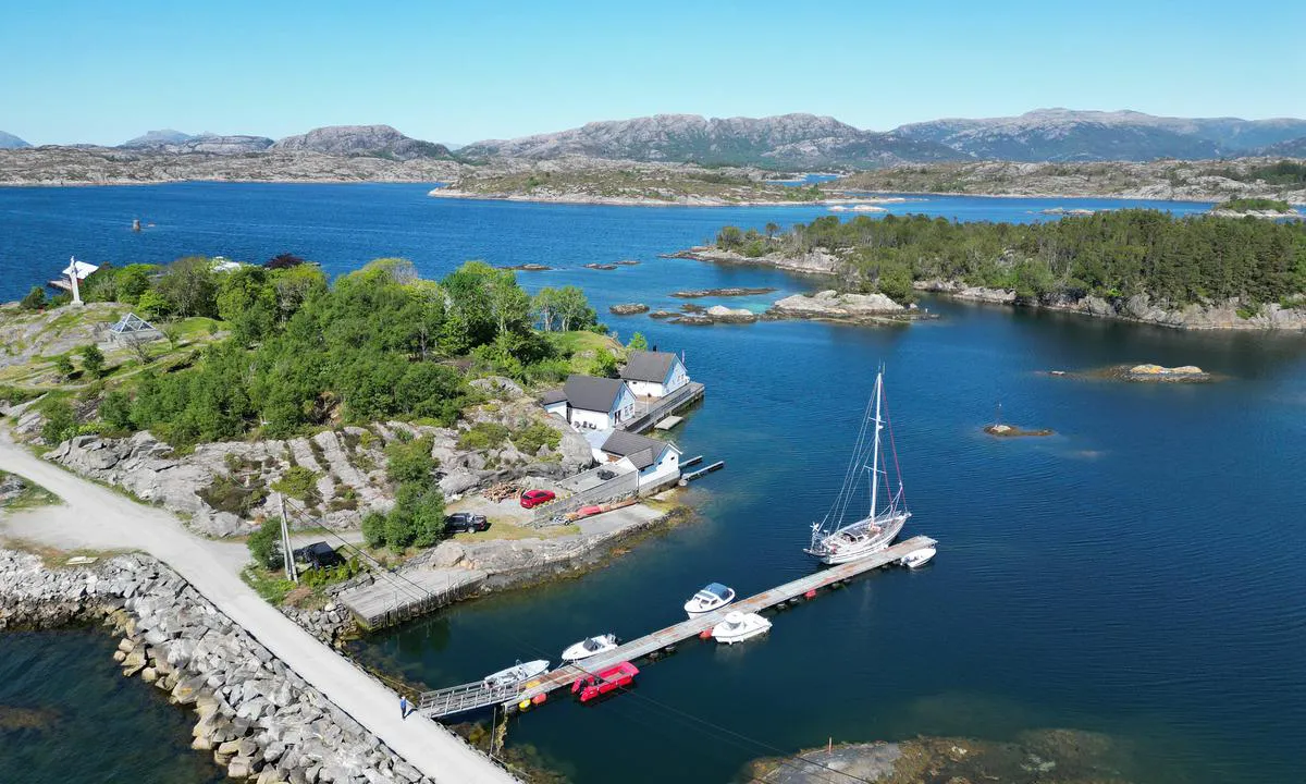 Skjerjehamn naturhamn: {"base": "en", "no": "Offentlig flytebrygge. V\u00e6r forsiktig ved innseilingen og bruk kart", "se": "Allm\u00e4n flytbrygga. Var f\u00f6rsiktig vid infarten och anv\u00e4nd karta", "en": "Public floating jetty. Take care at entrance and use map", "da": "Offentlig flydebro. Pas p\u00e5 ved indsejlingen og brug kortet"}
