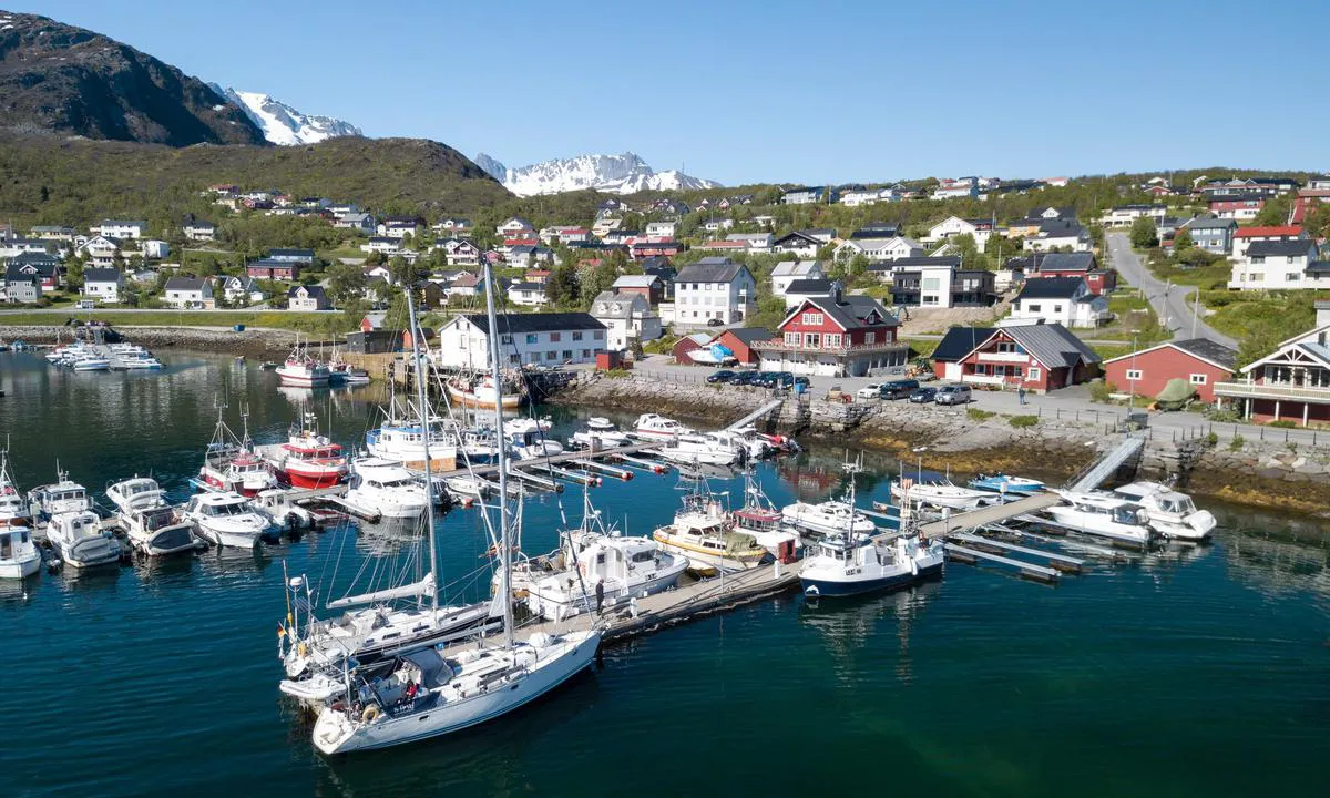 Det er flere gjestehavner på Skjervøy. Bryggen på bildet er forlenget siden dette bildet ble tatt i 2017.