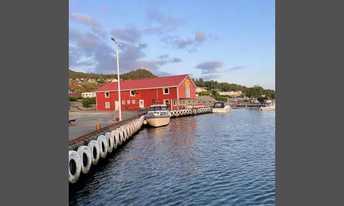 Skjoldastraumen: {"base": "no", "no": "Gode dypder langs hovedkaiem, men det er oppgitt 1,9 m i knekken bak den n\u00e6rmeste b\u00e5ten p\u00e5 bildet. Str\u00f8m p\u00e5 kaien og vannslange p\u00e5 veggen p\u00e5 servicebygget i bakgrunnen.", "se": "Goda djup l\u00e4ngs huvudkajen, men det anges 1,9 m i b\u00f6jen bakom den n\u00e4rmaste b\u00e5ten p\u00e5 bilden. El p\u00e5 kajen och vattenslang p\u00e5 v\u00e4ggen i servicebyggnaden i bakgrunden.", "en": "Good depths along the main quay, but it is listed as 1.9 m in the bend behind the nearest boat in the picture. Power on the quay and a water hose on the wall of the service building in the background.", "da": "Gode dybder langs hovedkajen, men der er angivet 1,9 m i kn\u00e6kket bag den n\u00e6rmeste b\u00e5d p\u00e5 billedet. Str\u00f8m p\u00e5 kajen og vandslange p\u00e5 v\u00e6ggen p\u00e5 servicebygningen i baggrunden."}
