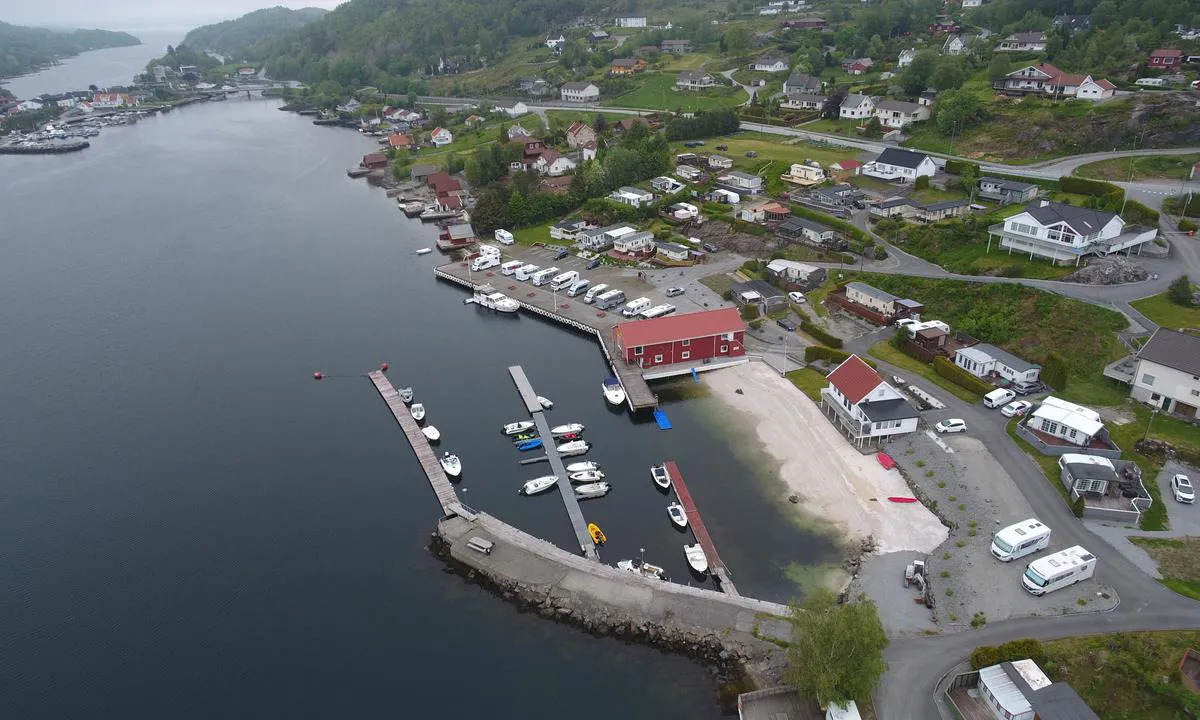 Skjoldastraumen Camping. God betongkai med god dybde. Priser for 2021 er 200kr døgnet uten strøm og 250 kroner døgnet med strøm. Toalett og dusjfasiliteter i servicebygg på kai.