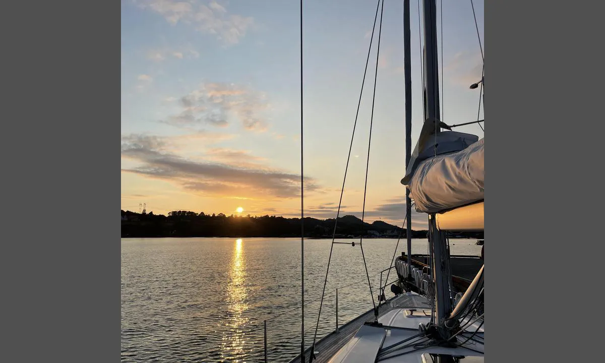 Skjoldastraumen: {"base": "no", "no": "Kveldssol til kl 2200 midtsommers", "se": "Kv\u00e4llssol till kl 2200 mitt i sommaren", "en": "Evening sun until 2200 in midsummer", "da": "Aftensol til kl 2200 midtsommer"}