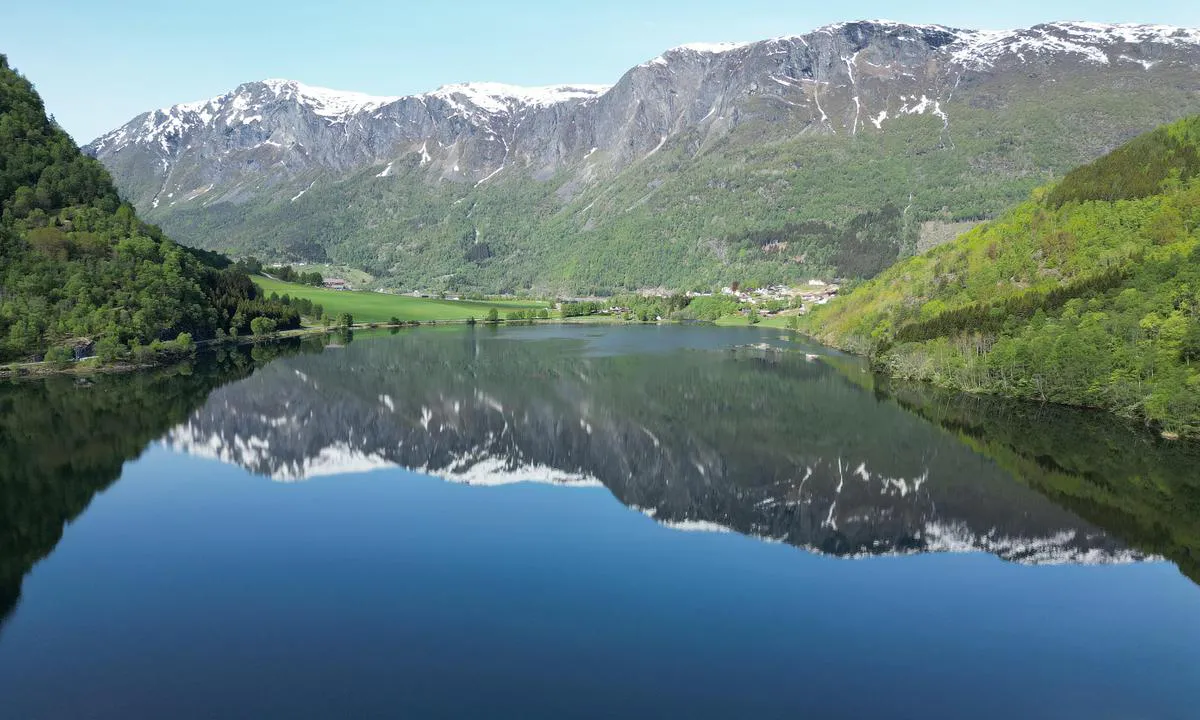 Skjolden: {"base": "de", "no": "Utsikt fra Wittgensteins hytte", "se": "Utsikt fr\u00e5n Wittgensteins stuga", "en": "View from Wittgenstein's cottage", "da": "Wiev fra Wittgensteins hytte", "fr": "Vue depuis le cottage de Wittgenstein", "de": "Wiev from Wittgensteins cottage", "es": "<div>Vista desde la caba\u00f1a de Wittgenstein</div>", "it": "Vista dal cottage di Wittgenstein", "pt": "Vista da cabana de Wittgenstein", "nl": "Uitzicht vanaf Wittgensteins cottage", "pl": "Widok z domek Wittgensteina", "uk": "\u0412\u0438\u0434 \u0437 \u043a\u043e\u0442\u0435\u0434\u0436\u0443 \u0412\u0456\u0442\u0433\u0435\u043d\u0448\u0442\u0435\u0439\u043d\u0430", "ro": "Priveli\u0219te de la c\u0103su\u021ba lui Wittgenstein", "tr": "<div>Wittgenstein'in kul\u00fcbesinden manzara</div>", "el": "\u0398\u03ad\u03b1 \u03b1\u03c0\u03cc \u03c4\u03bf \u03b5\u03be\u03bf\u03c7\u03b9\u03ba\u03cc \u03c4\u03bf\u03c5 \u0392\u03af\u03c4\u03b3\u03ba\u03b5\u03bd\u03c3\u03c4\u03b1\u03ca\u03bd", "cs": "Pohled z Wittgensteinovy chaty", "hu": "Kil\u00e1t\u00e1s Wittgenstein h\u00e1z\u00e1b\u00f3l", "fi": "N\u00e4kym\u00e4 Wittgensteinin m\u00f6kist\u00e4", "bg": "\u0418\u0437\u0433\u043b\u0435\u0434 \u043e\u0442 \u043a\u044a\u0449\u0438\u0447\u043a\u0430\u0442\u0430 \u043d\u0430 \u0412\u0438\u0442\u0433\u0435\u043d\u0449\u0430\u0439\u043d", "sr": "Pogled iz Viting\u0161tajnove ku\u0107e", "et": "Vaade Wittgensteini suvilast", "lv": "Skats no Vitgen\u0161teina koted\u017eas", "lt": "Vaizdas i\u0161 Wittgensteino vasarnamio"}