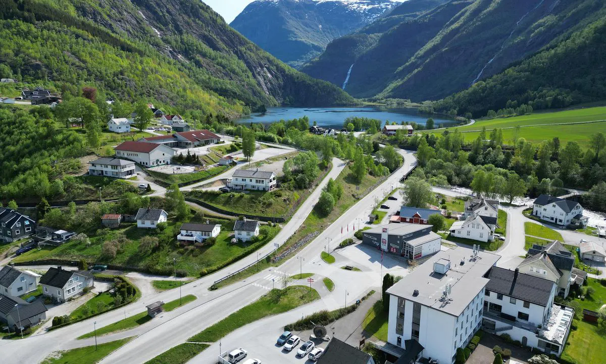 Skjolden: {"base": "en", "no": "Bysentrum og innsj\u00f8. Wittgensteins hytte i \u00e5ssiden rett foran fossen i midten av bildet.", "se": "Stadscentrum och sj\u00f6. Wittgensteins stuga p\u00e5 sluttningen precis framf\u00f6r vattenfallet i mitten av bilden.", "en": "City center and lake.  ittgensteins cottage in the hillside just in front of waterfall in he middle of picture.", "da": "Byens centrum og s\u00f8. Wittgensteins hytte i skr\u00e5ningen lige foran vandfaldet midt i billedet."}