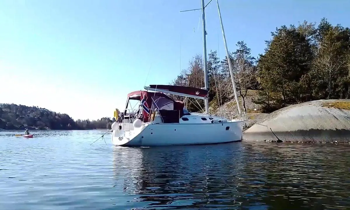 Skogholmen - Viksfjord: Anker mot land. Nydelig holme. Spesielt om våren med kvitveis blomstring og enormt fuglekvitter. Godt skjermet fra SV vind. Flotte padle/sup muligheter