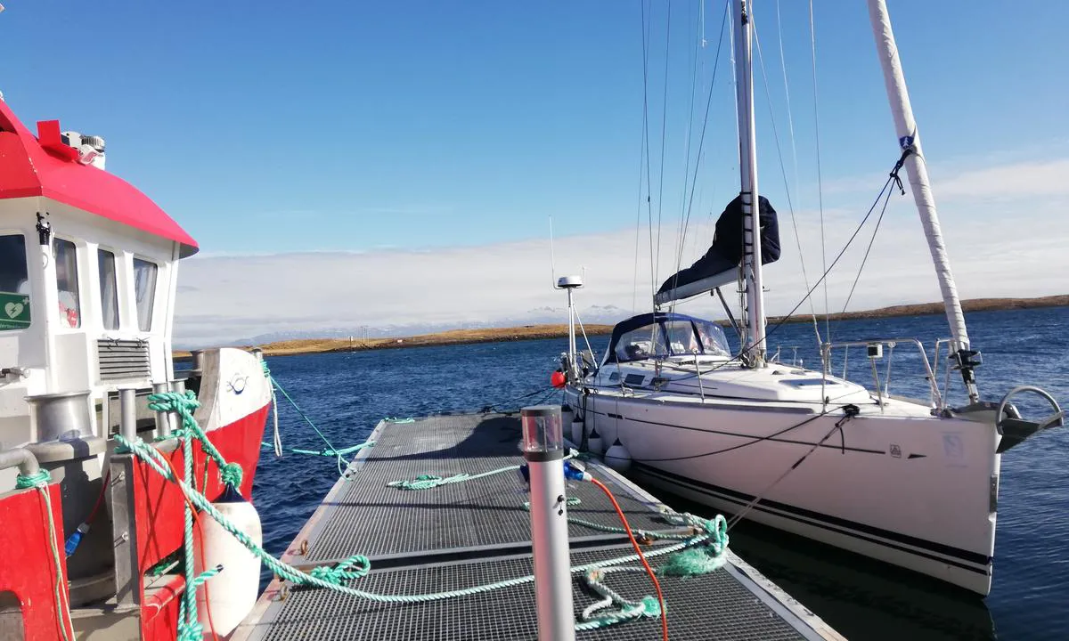 Skogsholmen: {"base": "no", "no": "To flytebrygger, hvor den mest solide er reservert for Vega Sj\u00f8mat.", "se": "Tv\u00e5 flytbryggor, d\u00e4r den mest solida \u00e4r reserverad f\u00f6r Vega Sj\u00f8mat.", "en": "Two floating docks, where the sturdiest one is reserved for Vega Sj\u00f8mat.", "da": "To flydebroer, hvor den mest solide er reserveret for Vega S\u00f8madt."}