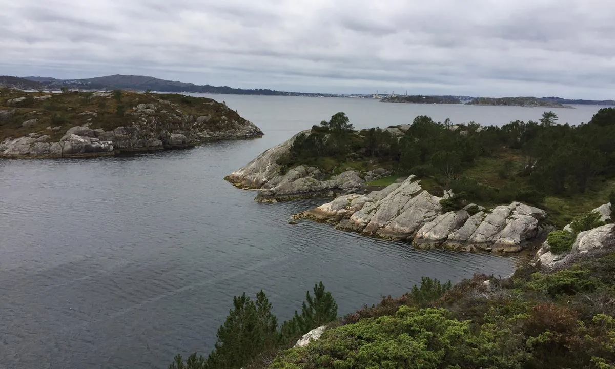 Skorpo - Apalholmen: {"base": "no", "no": "Fra en topp p\u00e5 \u00f8yen, ser vestover. Innseiling midt i bildet.", "se": "Fr\u00e5n en topp p\u00e5 \u00f6n, ser v\u00e4sterut. Insegling mitt i bilden.", "en": "From a peak on the island, looking west. Approach route in the center of the picture.", "da": "Fra en top p\u00e5 \u00f8en, ser vestover. Indsejling midt i billedet."}