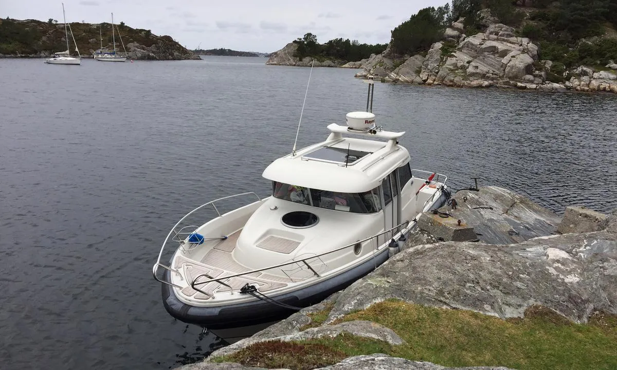 Skorpo - Apalholmen: {"base": "no", "no": "Fra fjellveggen og vestover bukten. Innseiling sees bakerst.", "se": "Fr\u00e5n bergv\u00e4ggen och v\u00e4sterut i bukten. Infarten ses l\u00e4ngst bak.", "en": "From the rock wall westward across the bay. Approach view at the rear.", "da": "Fra klippev\u00e6ggen og vestover bugten. Indsejling ses bagerst."}