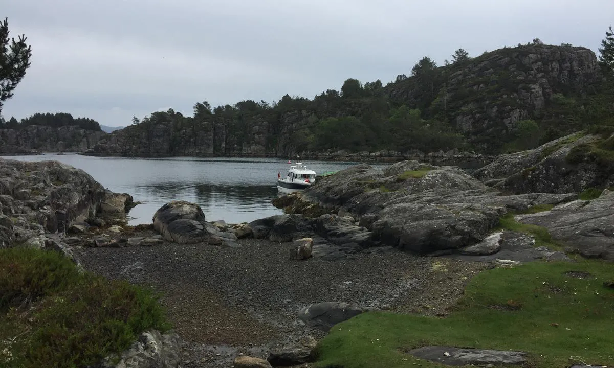 Skorpo - Apalholmen: Flere gressbakker og grusstrender i bukten. Stupebrett og bolter.