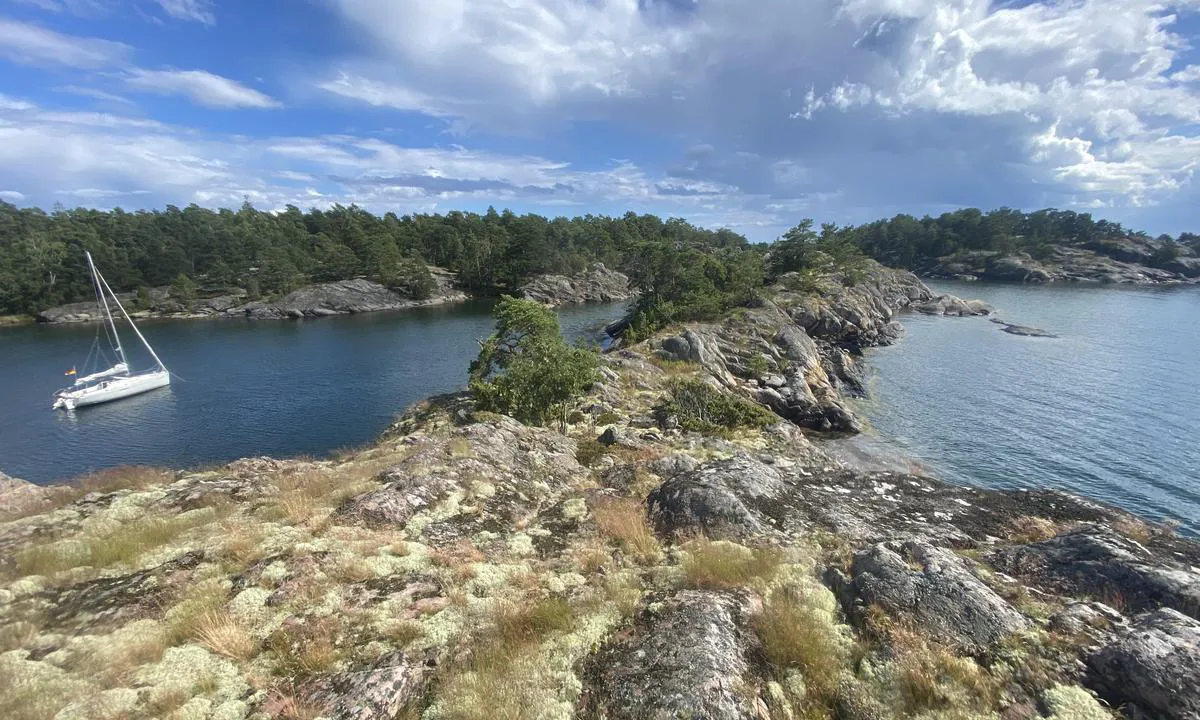 Skrakholmen - Barnsö - Gryt: {"base": "en", "no": "L\u00e5 der med seilb\u00e5ten min den 17. juli 2024 med s\u00f8rvestlige vinder. Det er en fin liten bukt \u00e5 ankre opp i. Man kan ogs\u00e5 bruke steinene til \u00e5 fort\u00f8ye fart\u00f8yet.", "se": "Stannade d\u00e4r med min segelb\u00e5t den 17 juli 2024 med sydv\u00e4stvindar. Det \u00e4r en fin liten bukt att ankra i. Man kan ocks\u00e5 anv\u00e4nda klipporna f\u00f6r att f\u00e4sta fartyget.", "en": "Stayed there with my sailing boat on the 17th of July 2024 having southwest winds. Its is a nice little bay to anchor. One could also use the rocks to attach vessel.", "da": "Blev der med min sejlb\u00e5d den 17. juli 2024 med sydvestlige vinde. Det er en dejlig lille bugt at ankre i. Man kunne ogs\u00e5 bruge klipperne til at fort\u00f8je fart\u00f8jet."}