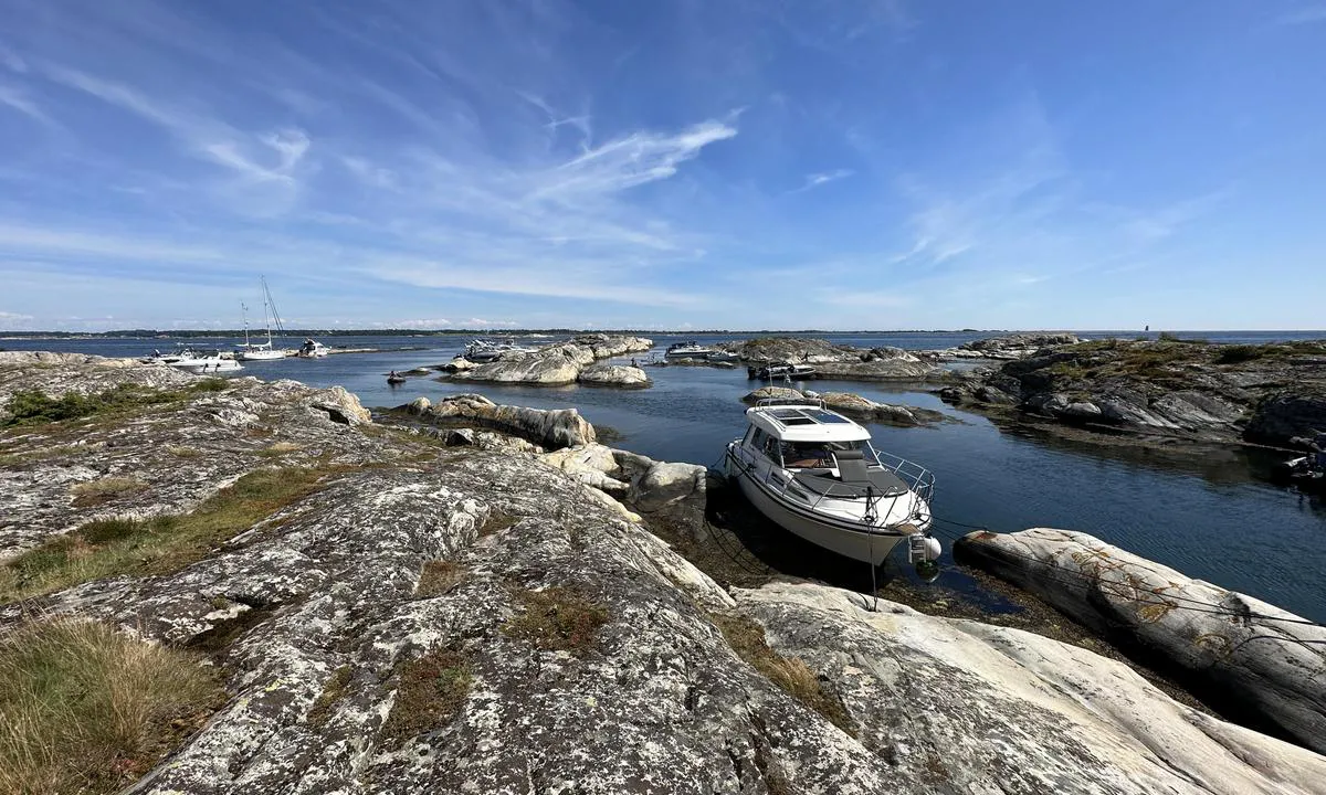 Skrata: {"base": "no", "no": "Det er mulig \u00e5 finne fort\u00f8yningsplass et godt stykke sydover i kl\u00f8fta.  Det er trangt s\u00e5 v\u00e6r forsiktig", "se": "Det \u00e4r m\u00f6jligt att hitta f\u00f6rt\u00f6jningsplats ett bra stykke s\u00f6derut i klyftan. Det \u00e4r tr\u00e5ngt s\u00e5 var f\u00f6rsiktig", "en": "It is possible to find mooring space quite a bit south in the gorge. It is narrow, so be careful.", "da": "Det er muligt at finde en fort\u00f8jningsplads et godt stykke sydp\u00e5 i kl\u00f8ften. Det er trangt, s\u00e5 v\u00e6r forsigtig."}