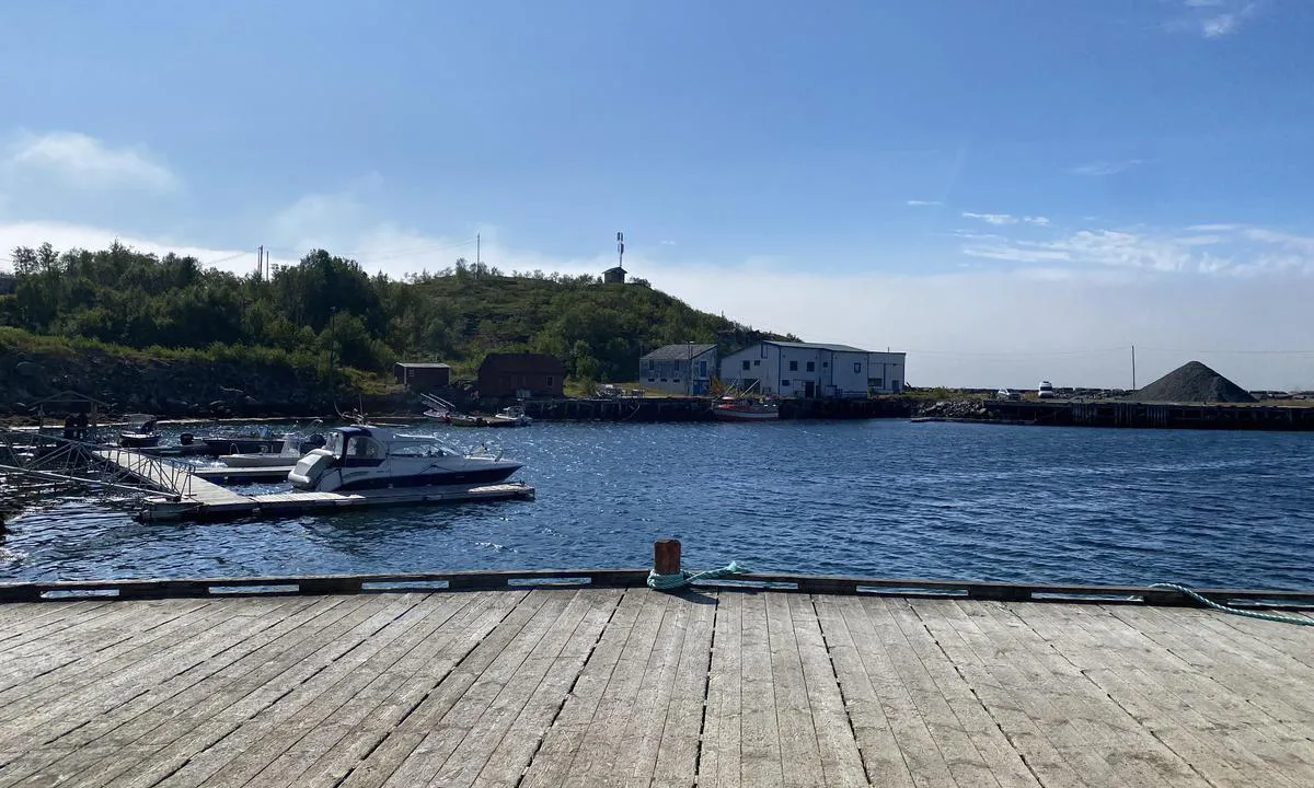 Skrolsvik: {"base": "no", "no": "Gjestehavn s\u00e5 som s\u00e5, synes ikke det var noe \u00e5 ligge i den sl\u00e5inga m\u00e6 b\u00f8lga fra molloen \u00e5 vind utav fan.\r\nS\u00e5 p\u00e5 vindstilla e d greit nokk men begr\u00e6nsa seg p\u00e5 fot st\u00f8rrelse.", "se": "G\u00e4sthamn s\u00e5 d\u00e4r, tycker inte att det var n\u00e5got att ligga i det skakandet med v\u00e5gor fr\u00e5n v\u00e5gbrytaren och vind utav satan. S\u00e5 p\u00e5 vindstilla \u00e4r det okej men begr\u00e4nsad till fot storlek.", "en": "Guest harbor so-so, did not feel like staying there with the rocking from the waves coming through the breakwater and the wind blowing in strong. So, in calm wind conditions, it's decent enough but limited in terms of boat size.", "da": "G\u00e6stehavn s\u00e5dan, synes ikke det var noget at ligge i den slingren med b\u00f8lgerne fra molen og vinden fra fanden.<br>S\u00e5 p\u00e5 vindstille dage er det fint nok, men begr\u00e6nser sig p\u00e5 fod st\u00f8rrelse."}