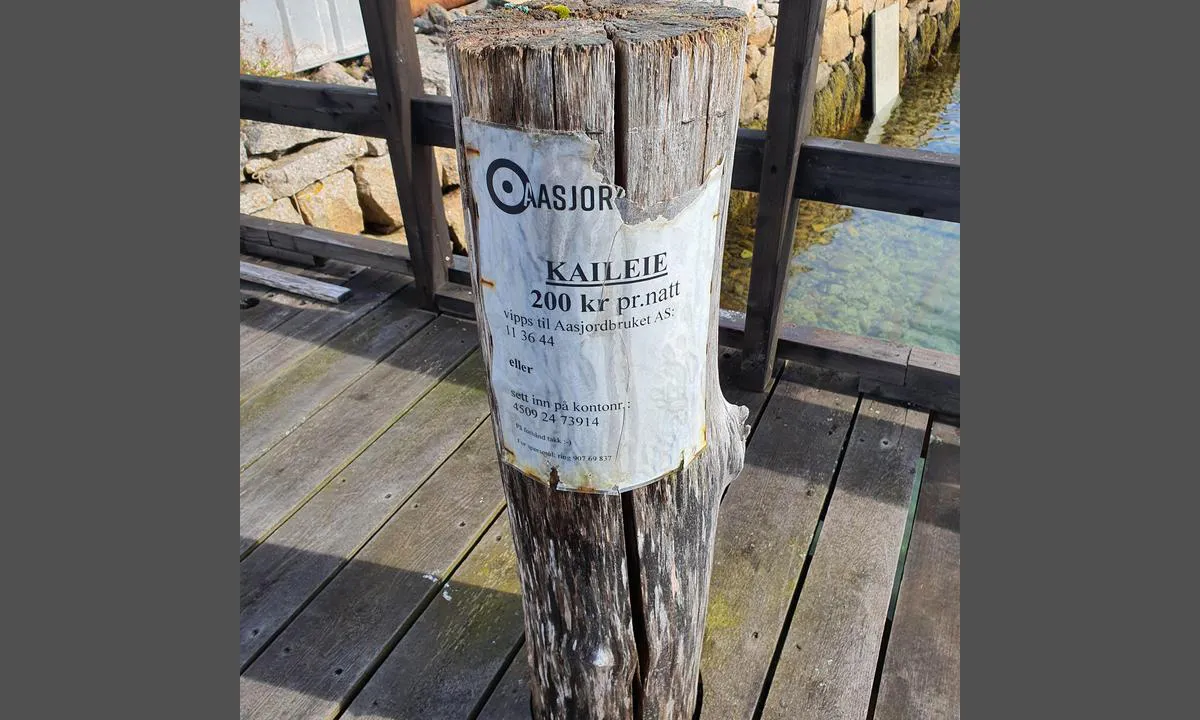 Skrova privat gjestebrygge: {"base": "no", "no": "Privat brygge, men kan brukes om man vippser", "se": "Privat brygga, men kan anv\u00e4ndas om man swishar", "en": "Private dock, but can be used if you use Vipps", "da": "Privat bro, men kan bruges hvis man MobilePay'er"}