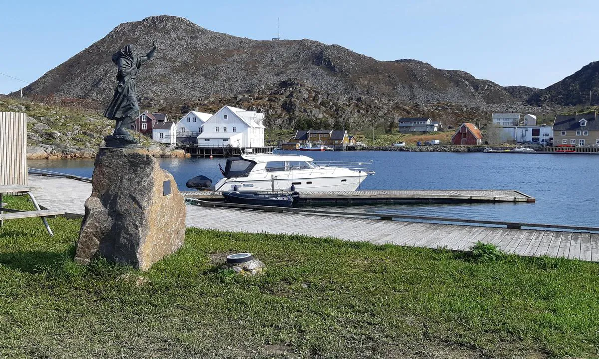 Gjestebryggen på Skrova. Mangler skilt/merking men se etter ''Fiskerkona'' ved fergekaia. Brygga er noe slitt, som en ser av bildet har den sunket litt i ytterkant.