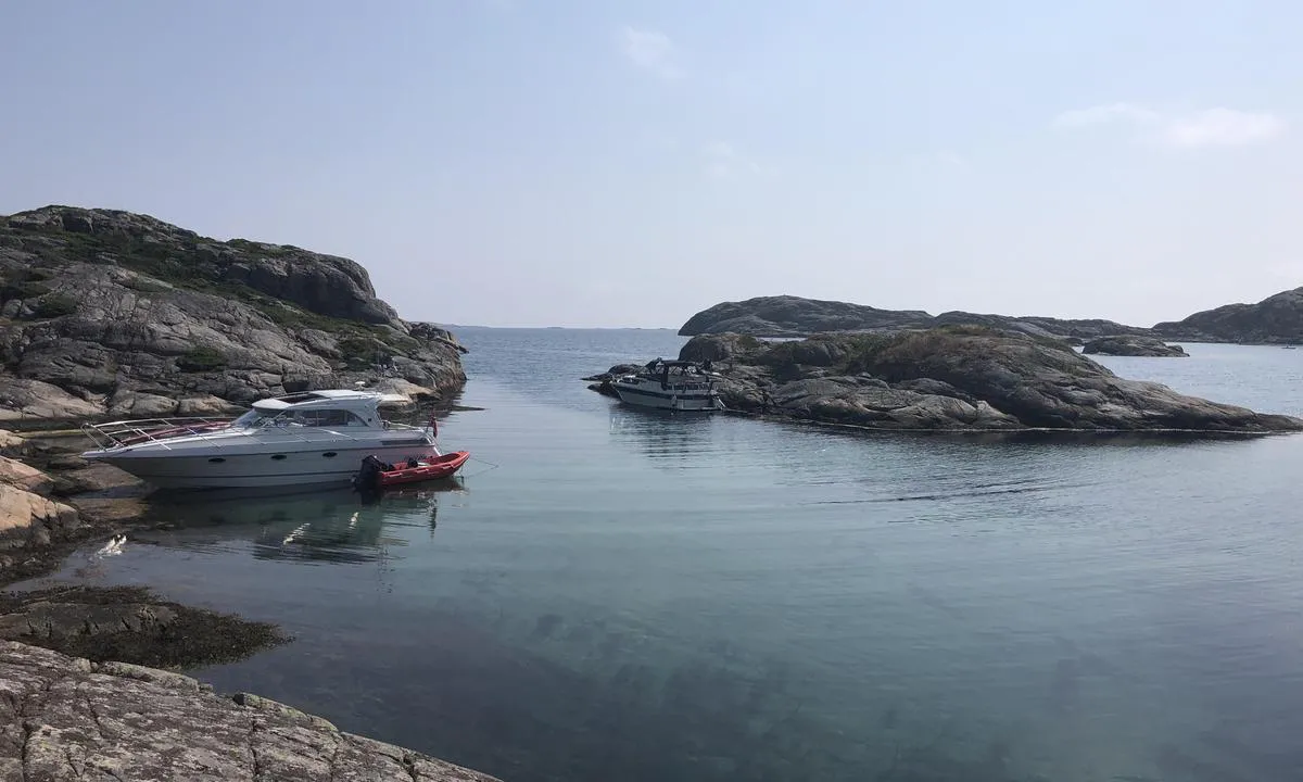 Skudeholman: Bildet er tatt i mot øst. Inngangen har dybde på 5 meter.
Mange bolter i fjell på innsiden av holmen midt i bildet.
Det finnes to bolter på den store holmen, men en må bruke kiler i berget her.
Nydelig badeplass!