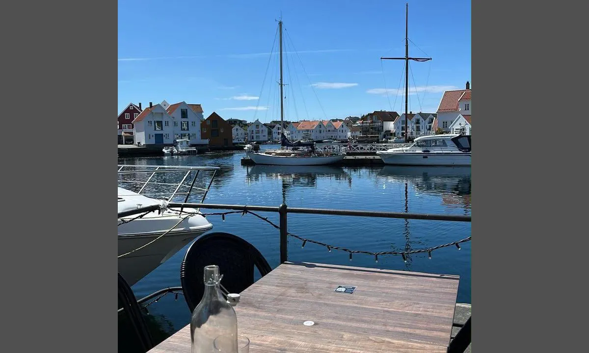 Skudeneshavn Gjestehavn - Karmøy: {"base": "no", "no": "Bilde tatt fra Hotellets uteservering i Juni 2026", "se": "Bild tagen fr\u00e5n Hotellets uteservering i Juni 2026", "en": "Picture taken from the hotel's outdoor seating area in June 2026", "da": "Billede taget fra Hotellets udend\u00f8rs servering i Juni 2026", "fr": "Photo prise depuis la terrasse ext\u00e9rieure de l'h\u00f4tel en juin 2026", "de": "Bild aufgenommen von der Au\u00dfenterrasse des Hotels im Juni 2026", "es": "Imagen tomada desde la terraza del hotel en junio de 2026", "it": "Immagine scattata dalla terrazza esterna dell'Hotel a Giugno 2026", "pt": "Imagem tirada do restaurante ao ar livre do Hotel em junho de 2026", "nl": "Foto genomen vanaf het buitenterras van het hotel in juni 2026", "pl": "Zdj\u0119cie zrobione z zewn\u0119trznej restauracji hotelowej w czerwcu 2026 roku", "uk": "\u0417\u043e\u0431\u0440\u0430\u0436\u0435\u043d\u043d\u044f \u0437\u0440\u043e\u0431\u043b\u0435\u043d\u0435 \u0437 \u043b\u0456\u0442\u043d\u044c\u043e\u0433\u043e \u043c\u0430\u0439\u0434\u0430\u043d\u0447\u0438\u043a\u0430 \u0433\u043e\u0442\u0435\u043b\u044e \u0432 \u0447\u0435\u0440\u0432\u043d\u0456 2026", "ro": "Imagine luat\u0103 de la terasa hotelului \u00een iunie 2026", "tr": "Haziran 2026'da Otelin a\u00e7\u0131k hava restoran\u0131ndan \u00e7ekilen foto\u011fraf", "el": "\u0395\u03b9\u03ba\u03cc\u03bd\u03b1 \u03bb\u03ae\u03c6\u03b8\u03b7\u03ba\u03b5 \u03b1\u03c0\u03cc \u03c4\u03bf\u03bd \u03b5\u03be\u03c9\u03c4\u03b5\u03c1\u03b9\u03ba\u03cc \u03c7\u03ce\u03c1\u03bf \u03b5\u03c3\u03c4\u03af\u03b1\u03c3\u03b7\u03c2 \u03c4\u03bf\u03c5 \u039e\u03b5\u03bd\u03bf\u03b4\u03bf\u03c7\u03b5\u03af\u03bf\u03c5 \u03c4\u03bf\u03bd \u0399\u03bf\u03cd\u03bd\u03b9\u03bf \u03c4\u03bf\u03c5 2026", "cs": "Fotografie po\u0159\u00edzen\u00e1 z venkovn\u00ed terasy hotelu v \u010dervnu 2026", "hu": "K\u00e9p a sz\u00e1lloda terasz\u00e1r\u00f3l, 2026 j\u00fanius\u00e1ban", "fi": "Kuva otettu hotellin ulkoterassilta kes\u00e4kuussa 2026", "bg": "\u0421\u043d\u0438\u043c\u043a\u0430, \u043d\u0430\u043f\u0440\u0430\u0432\u0435\u043d\u0430 \u043e\u0442 \u0432\u044a\u043d\u0448\u043d\u0430\u0442\u0430 \u0442\u0435\u0440\u0430\u0441\u0430 \u043d\u0430 \u0445\u043e\u0442\u0435\u043b\u0430 \u043f\u0440\u0435\u0437 \u044e\u043d\u0438 2026 \u0433.", "sr": "\u0421\u043b\u0438\u043a\u0430 \u0441\u043d\u0438\u043c\u0459\u0435\u043d\u0430 \u0441\u0430 \u043b\u0435\u0442\u045a\u0435 \u0431\u0430\u0448\u0442\u0435 \u0445\u043e\u0442\u0435\u043b\u0430 \u0443 \u0458\u0443\u043d\u0443 2026. \u0433\u043e\u0434\u0438\u043d\u0435", "et": "Pilt tehtud hotelli v\u00e4literrassilt juunis 2026", "lv": "Bilde uz\u0146emts no viesn\u012bcas \u0101ra terases 2026. gada j\u016bnij\u0101", "lt": "Nuotrauka padaryta i\u0161 vie\u0161bu\u010dio lauko terasos 2026 m. bir\u017eelio m\u0117n."}