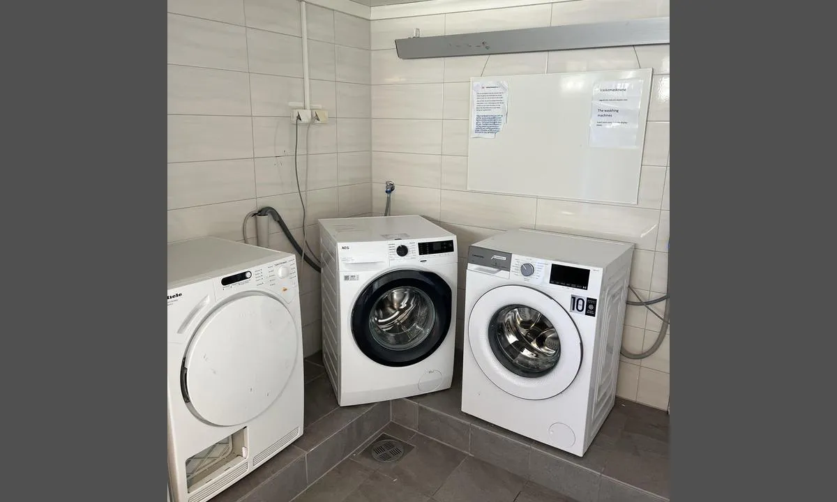 Skudeneshavn Gjestehavn - Karmøy: {"base": "se", "no": "Service bygg", "se": "Service bygg", "en": "Service building", "da": "Service bygning", "fr": "Service b\u00e2timent", "de": "Service Geb\u00e4ude", "es": "Edificio de servicios", "it": "Edificio dei servizi", "pt": "Constru\u00e7\u00e3o de servi\u00e7os", "nl": "Servicegebouw", "pl": "Budynek us\u0142ugowy", "uk": "\u0411\u0443\u0434\u0456\u0432\u043b\u044f \u0434\u043b\u044f \u043e\u0431\u0441\u043b\u0443\u0433\u043e\u0432\u0443\u0432\u0430\u043d\u043d\u044f", "ro": "Cl\u0103dire de service", "tr": "Hizmet binas\u0131", "el": "\u03a5\u03c0\u03b7\u03c1\u03b5\u03c3\u03af\u03b1 \u03ba\u03c4\u03b9\u03c1\u03af\u03c9\u03bd", "cs": "Servisn\u00ed budova", "hu": "Karbantart\u00e1si \u00e9p\u00fclet", "fi": "Palvelurakennus", "bg": "\u0421\u0435\u0440\u0432\u0438\u0437\u043d\u0430 \u0441\u0433\u0440\u0430\u0434\u0430", "sr": "Servisna zgrada", "et": "Teenindushoone", "lv": "Apkalpo\u0161anas \u0113ka", "lt": "Paslaug\u0173 pastatas"}