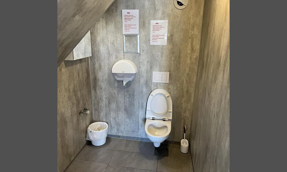 Skudeneshavn Gjestehavn - Karmøy: {"base": "no", "no": "Servicebygg", "se": "Servicebyggnad", "en": "Service building", "da": "Servicebygning", "fr": "B\u00e2timent de service", "de": "Servicegeb\u00e4ude", "es": "Edificio de servicios", "it": "Edificio dei servizi", "pt": "Edif\u00edcio de Servi\u00e7os", "nl": "Servicegebouw", "pl": "Budynek us\u0142ugowy", "uk": "\u0421\u0435\u0440\u0432\u0456\u0441\u043d\u0430 \u0431\u0443\u0434\u0456\u0432\u043b\u044f", "ro": "Cl\u0103dire de servicii", "tr": "Hizmet binas\u0131", "el": "\u039a\u03c4\u03af\u03c1\u03b9\u03bf \u03b5\u03be\u03c5\u03c0\u03b7\u03c1\u03ad\u03c4\u03b7\u03c3\u03b7\u03c2", "cs": "Slu\u017eebn\u00ed budova", "hu": "Szerviz\u00e9p\u00fclet", "fi": "Palvelurakennus", "bg": "\u0421\u0433\u0440\u0430\u0434\u0430 \u0437\u0430 \u0443\u0441\u043b\u0443\u0433\u0438", "sr": "\u0417\u0433\u0440\u0430\u0434\u0430 \u0437\u0430 \u0443\u0441\u043b\u0443\u0433\u0435", "et": "Teenindushoone", "lv": "Servisa \u0113ka", "lt": "Aptarnavimo pastatas"}