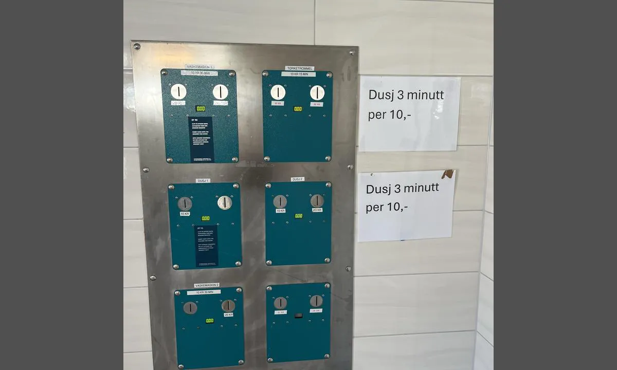 Skudeneshavn Gjestehavn - Karmøy: {"base": "se", "no": "Servicebygg", "se": "Servicebygg", "en": "Service building", "da": "<strong>Servicebygning</strong>", "fr": "B\u00e2timent de service", "de": "Servicegeb\u00e4ude", "es": "Edificio de servicios", "it": "Edificio di servizio", "pt": "Edif\u00edcio de Servi\u00e7os", "nl": "Servicegebouw", "pl": "Budynek serwisowy", "uk": "\u0411\u0443\u0434\u0456\u0432\u043b\u044f \u0441\u043b\u0443\u0436\u0431", "ro": "Cl\u0103dire de servicii", "tr": "Hizmet Binas\u0131", "el": "\u039a\u03c4\u03af\u03c1\u03b9\u03bf \u03c5\u03c0\u03b7\u03c1\u03b5\u03c3\u03af\u03b1\u03c2", "cs": "Servisn\u00ed budova", "hu": "Szolg\u00e1ltat\u00f3 \u00e9p\u00fclet", "fi": "Huoltorakennus", "bg": "\u0421\u0435\u0440\u0432\u0438\u0437\u043d\u0430 \u0441\u0433\u0440\u0430\u0434\u0430", "sr": "Zgrada za usluge", "et": "Teenindushoone", "lv": "Servisa \u0113ka", "lt": "Aptarnavimo pastatas"}