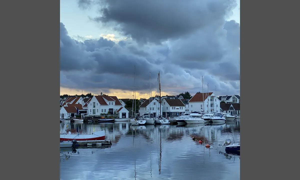 Skudeneshavn Gjestehavn - Karmøy: {"base": "no", "no": "En popul\u00e6r og nydelig perle p\u00e5 vestlandet.", "se": "En popul\u00e4r och vacker p\u00e4rla p\u00e5 v\u00e4stkusten.", "en": "A popular and beautiful gem on the west coast.", "da": "En popul\u00e6r og smuk perle p\u00e5 Vestlandet."}