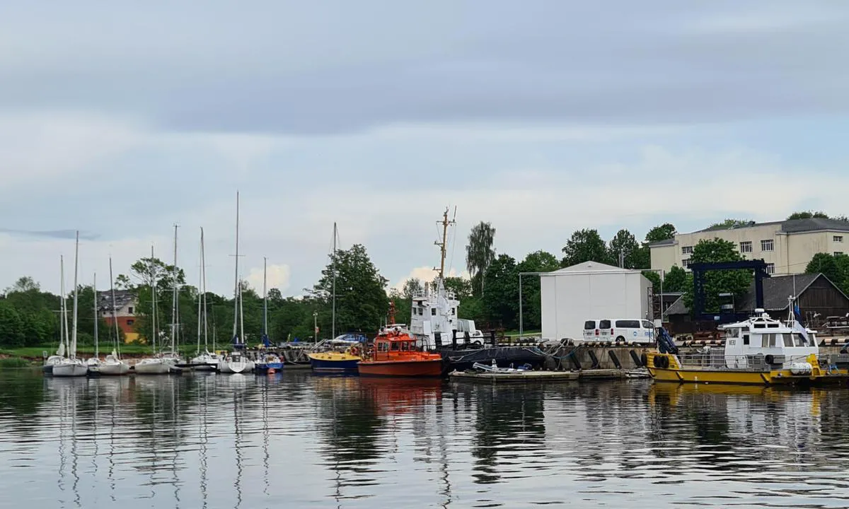 Skulte Yacht Harbour: {"base": "en", "no": "Yacht Club pontong og fiskerihavn", "se": "Yachtklubbsponton och fiskehamn", "en": "Yacht Club ponton and fisher harbour", "da": "Yacht Klubbens ponton og fiskerihavn", "fr": "Ponton du Yacht Club et port de p\u00eache", "de": "Yachtclub-Ponton und Fischerhafen", "es": "Ponton del Club N\u00e1utico y puerto pesquero", "it": "Ponton del Yacht Club e porto dei pescatori", "pt": "Pont\u00e3o do Clube de Iates e porto de pescadores", "nl": "Yacht Club-ponton en vissershaven", "pl": "Ponton Yacht Clubu i port rybacki", "uk": "\u041f\u043e\u043d\u0442\u043e\u043d \u042f\u0445\u0442-\u043a\u043b\u0443\u0431\u0443 \u0442\u0430 \u0440\u0438\u0431\u0430\u043b\u044c\u0441\u044c\u043a\u0430 \u0433\u0430\u0432\u0430\u043d\u044c", "ro": "Pontonul Yacht Club \u0219i portul de pescari", "tr": "Yat Kul\u00fcb\u00fc pontonu ve bal\u0131k\u00e7\u0131 liman\u0131", "el": "\u03a0\u03c1\u03bf\u03b2\u03bb\u03ae\u03c4\u03b1 \u0399\u03c3\u03c4\u03b9\u03bf\u03c0\u03bb\u03bf\u03ca\u03ba\u03bf\u03cd \u039f\u03bc\u03af\u03bb\u03bf\u03c5 \u03ba\u03b1\u03b9 \u03bb\u03b9\u03bc\u03ac\u03bd\u03b9 \u03b1\u03bb\u03b9\u03ad\u03c9\u03bd", "cs": "Jachetn\u00ed klub ponton a ryb\u00e1\u0159sk\u00fd p\u0159\u00edstav", "hu": "Yachtklub ponton \u00e9s hal\u00e1szkik\u00f6t\u0151", "fi": "Yacht Clubin laituri ja kalastajasatama", "bg": "\u041f\u043e\u043d\u0442\u043e\u043d \u042f\u0445\u0442 \u041a\u043b\u0443\u0431 \u0438 \u0440\u0438\u0431\u0430\u0440\u0441\u043a\u043e \u043f\u0440\u0438\u0441\u0442\u0430\u043d\u0438\u0449\u0435", "sr": "\u0408\u0430\u0445\u0442\u0438\u043d\u0433 \u043a\u043b\u0443\u0431 \u043f\u043e\u043d\u0442\u043e\u043d \u0438 \u0440\u0438\u0431\u0430\u0440\u0441\u043a\u0430 \u043b\u0443\u043a\u0430", "et": "Jahtklubi pontoon ja kalasadam", "lv": "Jahtkluba pontons un zvejnieku osta", "lt": "Jachtklubo pontonas ir \u017evej\u0173 uostas"}