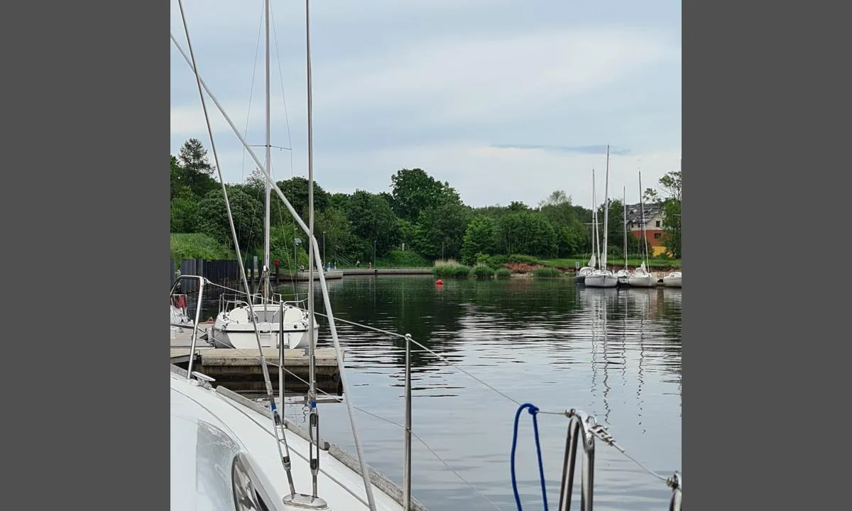 Skulte Yacht Harbour: {"base": "en", "no": "nye gjesteplasser p\u00e5 h\u00f8yre side fortsatt under konstruksjon<pontonger> med p\u00e6ler og langsiden vil v\u00e6re mulig n\u00e5r dette er ferdigstilt", "se": "nya g\u00e4stplatser p\u00e5 h\u00f6ger sida fortfarande under konstruktion\npontoner med fingrar och l\u00e5ngsidesalternativ kommer att vara m\u00f6jliga n\u00e4r f\u00e4rdiga", "en": "new guest places on right side still under construction\r\npontons with fingers and alongside option will be possible when finalized", "da": "nye g\u00e6stepladser p\u00e5 h\u00f8jre side er stadig under konstruktion<br>pontoner med fingre og mulighed for langside vil v\u00e6re mulig, n\u00e5r de er f\u00e6rdige", "fr": "nouveaux emplacements pour les invit\u00e9s sur le c\u00f4t\u00e9 droit encore en construction<br>les pontons avec des catways et option c\u00f4te \u00e0 c\u00f4te seront possibles une fois termin\u00e9s", "de": "neue G\u00e4stepl\u00e4tze auf der rechten Seite noch im Bau<br> Pontons mit Fingern und L\u00e4ngsseitsoption werden m\u00f6glich sein, wenn sie fertiggestellt sind", "es": "nuevos lugares para hu\u00e9spedes en el lado derecho a\u00fan en construcci\u00f3n <br> pontones con fingers y opci\u00f3n de atraque lateral ser\u00e1 posible cuando se finalicen", "it": "nuovi posti per ospiti sul lato destro ancora in costruzione<br>pontili con dita e opzione lungo fianco saranno disponibili quando completati", "pt": "novos lugares para visitantes no lado direito ainda em constru\u00e7\u00e3o<p>pont\u00f5es com fingers e op\u00e7\u00e3o de atracagem lado a lado ser\u00e3o poss\u00edveis quando finalizados</p>", "nl": "nieuwe gastenplekken aan de rechterkant nog in aanbouw<p>pontons met vingers en langszij optie zullen mogelijk zijn wanneer voltooid", "pl": "nowe miejsca dla go\u015bci po prawej stronie s\u0105 nadal w budowie<br>pontony z palcami i opcja cumowania wzd\u0142u\u017c b\u0119dzie mo\u017cliwa po zako\u0144czeniu", "uk": "\u043d\u043e\u0432\u0456 \u043c\u0456\u0441\u0446\u044f \u0434\u043b\u044f \u0433\u043e\u0441\u0442\u0435\u0439 \u043d\u0430 \u043f\u0440\u0430\u0432\u043e\u043c\u0443 \u0431\u043e\u0446\u0456 \u0449\u0435 \u0437\u043d\u0430\u0445\u043e\u0434\u044f\u0442\u044c\u0441\u044f \u0432 \u0441\u0442\u0430\u0434\u0456\u0457 \u0431\u0443\u0434\u0456\u0432\u043d\u0438\u0446\u0442\u0432\u0430<br>\u043f\u043e\u043d\u0442\u043e\u043d\u043d\u0456 \u043f\u0440\u0438\u0447\u0430\u043b\u0438 \u0437 \u043f\u0430\u043b\u044c\u0446\u044f\u043c\u0438 \u0442\u0430 \u043c\u043e\u0436\u043b\u0438\u0432\u0456\u0441\u0442\u044e \u0448\u0432\u0430\u0440\u0442\u0443\u0432\u0430\u043d\u043d\u044f \u0437\u0431\u043e\u043a\u0443 \u0431\u0443\u0434\u0443\u0442\u044c \u0434\u043e\u0441\u0442\u0443\u043f\u043d\u0456 \u043f\u0456\u0441\u043b\u044f \u0437\u0430\u0432\u0435\u0440\u0448\u0435\u043d\u043d\u044f", "ro": "noi locuri pentru oaspe\u021bi pe partea dreapt\u0103 \u00eenc\u0103 \u00een construc\u021bie<br>pontone cu degete \u0219i op\u021biunea de acostare l\u00e2ng\u0103 vor fi posibile c\u00e2nd vor fi finalizate", "tr": "yeni misafir yerleri sa\u011f tarafta hala in\u015faat halinde<br>parmakl\u0131 pontonlar ve yana\u015fma se\u00e7ene\u011fi tamamland\u0131\u011f\u0131nda m\u00fcmk\u00fcn olacak", "el": "\u03bd\u03ad\u03b5\u03c2 \u03b8\u03ad\u03c3\u03b5\u03b9\u03c2 \u03b3\u03b9\u03b1 \u03b5\u03c0\u03b9\u03c3\u03ba\u03ad\u03c0\u03c4\u03b5\u03c2 \u03c3\u03c4\u03b7 \u03b4\u03b5\u03be\u03b9\u03ac \u03c0\u03bb\u03b5\u03c5\u03c1\u03ac \u03b5\u03be\u03b1\u03ba\u03bf\u03bb\u03bf\u03c5\u03b8\u03bf\u03cd\u03bd \u03bd\u03b1 \u03b5\u03af\u03bd\u03b1\u03b9 \u03c5\u03c0\u03cc \u03ba\u03b1\u03c4\u03b1\u03c3\u03ba\u03b5\u03c5\u03ae<br>\u03c0\u03bb\u03c9\u03c4\u03ae\u03c1\u03b5\u03c2 \u03bc\u03b5 \u03b4\u03ac\u03c7\u03c4\u03c5\u03bb\u03b1 \u03ba\u03b1\u03b9 \u03b4\u03c5\u03bd\u03b1\u03c4\u03cc\u03c4\u03b7\u03c4\u03b1 \u03c0\u03b1\u03c1\u03ac\u03bb\u03bb\u03b7\u03bb\u03b7\u03c2 \u03c0\u03c1\u03cc\u03c3\u03b4\u03b5\u03c3\u03b7\u03c2 \u03b8\u03b1 \u03b5\u03af\u03bd\u03b1\u03b9 \u03b4\u03c5\u03bd\u03b1\u03c4\u03ad\u03c2 \u03cc\u03c4\u03b1\u03bd \u03bf\u03bb\u03bf\u03ba\u03bb\u03b7\u03c1\u03c9\u03b8\u03bf\u03cd\u03bd", "cs": "nov\u00e1 m\u00edsta pro hosty na prav\u00e9 stran\u011b st\u00e1le ve v\u00fdstavb\u011b<br>pontony s prsty a mo\u017enost kotven\u00ed pod\u00e9l budou mo\u017en\u00e9 po dokon\u010den\u00ed", "hu": "\u00faj vend\u00e9ghaj\u00f3helyek a jobb oldalon m\u00e9g \u00e9p\u00edt\u00e9s alatt<br>m\u00f3l\u00f3k ujjakkal \u00e9s oldal melletti kik\u00f6t\u00e9si lehet\u0151s\u00e9g lesz, ha befejez\u0151dik", "fi": "uudet vieraspaikat oikealla puolella ovat viel\u00e4 rakenteilla<br>ponttonit sormilaitureilla ja kylkikiinnitysmahdollisuus tulevat mahdollisiksi, kun ne valmistuvat", "bg": "\u043d\u043e\u0432\u0438\u0442\u0435 \u043c\u0435\u0441\u0442\u0430 \u0437\u0430 \u0433\u043e\u0441\u0442\u0438 \u043e\u0442 \u0434\u044f\u0441\u043d\u0430\u0442\u0430 \u0441\u0442\u0440\u0430\u043d\u0430 \u0441\u0430 \u0432\u0441\u0435 \u043e\u0449\u0435 \u0432 \u0441\u0442\u0440\u043e\u0435\u0436 <br> \u043f\u043e\u043d\u0442\u043e\u043d\u0438\u0442\u0435 \u0441 \u043f\u0440\u044a\u0441\u0442\u0438 \u0438 \u0432\u044a\u0437\u043c\u043e\u0436\u043d\u043e\u0441\u0442 \u0437\u0430 \u0448\u0432\u0430\u0440\u0442\u043e\u0432\u0430\u043d\u0435 \u0449\u0435 \u0431\u044a\u0434\u0430\u0442 \u043d\u0430\u043b\u0438\u0447\u043d\u0438, \u043a\u043e\u0433\u0430\u0442\u043e \u0437\u0430\u0432\u044a\u0440\u0448\u0430\u0442", "sr": "nova mesta za goste na desnoj strani su jo\u0161 uvek u izgradnji<br>pontoni sa prstima i mogu\u0107nost priveza uz bok \u0107e biti dostupni kada se zavr\u0161i", "et": "uued k\u00fclaliskohad paremal pool on veel ehitamisel<br>pontoonid s\u00f5rmkai ja k\u00fcljetamise v\u00f5imalusega on kasutatavad valmimisel", "lv": "jaunas viesu vietas labaj\u0101 pus\u0113 joproj\u0101m tiek b\u016bv\u0113tas <br> pontoni ar pirkstveida piest\u0101tn\u0113m un blakus nostiprin\u0101\u0161anas iesp\u0113ja b\u016bs iesp\u0113jama, kad tiks pabeigta b\u016bvniec\u012bba", "lt": "naujos sve\u010di\u0173 vietos de\u0161in\u0117je pus\u0117je vis dar statomos <br> pontonai su pir\u0161tais ir \u0161alin\u0117je dalyje bus \u012fmanomi, kai bus baigti"}