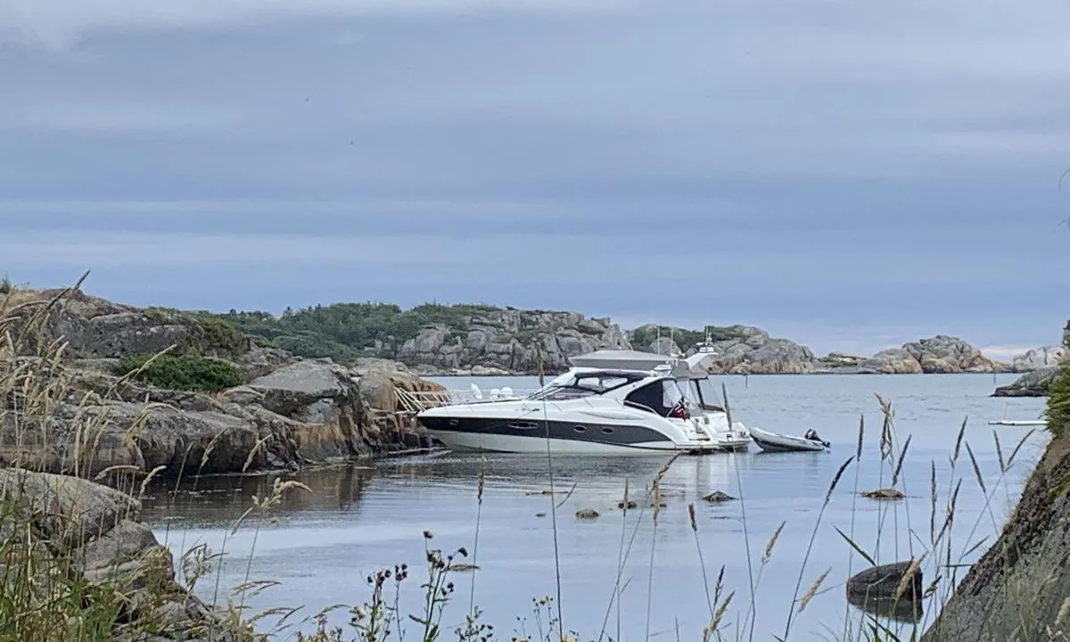 {"base": "no", "no": "Fort\u00f8yning mot bolter i fjell p\u00e5 den nordre odden i Skutebukta", "se": "F\u00f6rt\u00f6jning mot bultar i berget p\u00e5 den norra udden i Skutebukten", "en": "Mooring to bolts in the rock on the northern point of Skutebukta", "da": "Fort\u00f8jning mod bolter i klippen p\u00e5 den nordre odde i Skutebugten"}