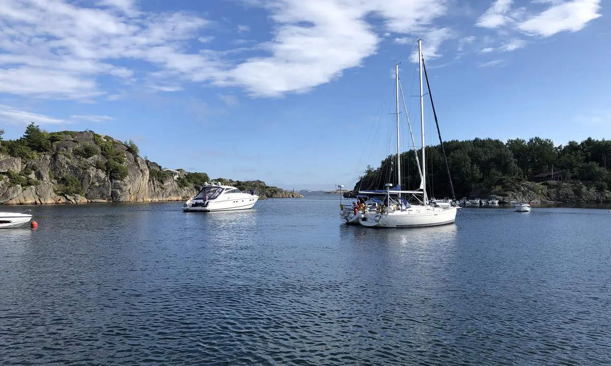 Skutebukta: {"base": "no", "no": "Utsikt s\u00f8rover mot Svenner fyr", "se": "Utsikt s\u00f6derut mot Svenner fyr", "en": "View southward towards Svenner Lighthouse", "da": "Udsigt sydover mod Svenner fyr"}