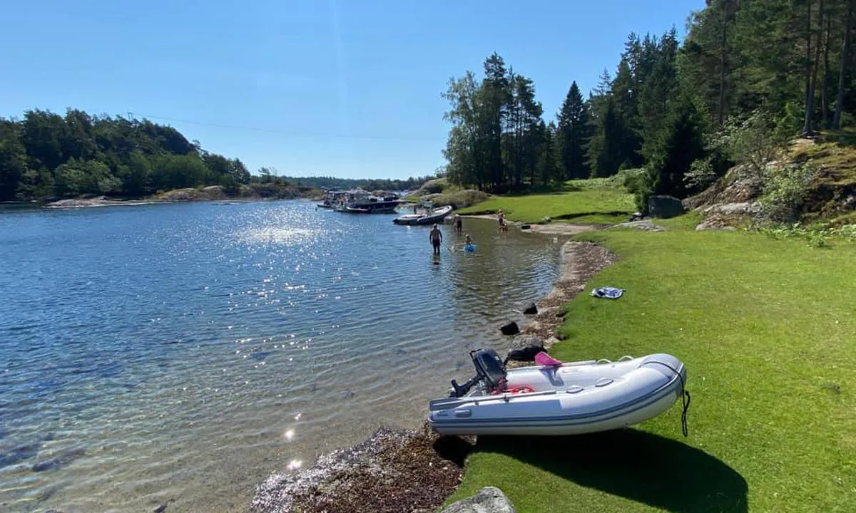 {"base": "no", "no": "Det er flotte gressletter og badeplasser i Skutevikkilen.", "se": "Det finns fina gr\u00e4smattor och badplatser i Skutevikkilen.", "en": "There are beautiful grassy areas and swimming spots in Skutevikkilen.", "da": "Der er flotte gr\u00e6spl\u00e6ner og badepladser i Skutevikkilen."}