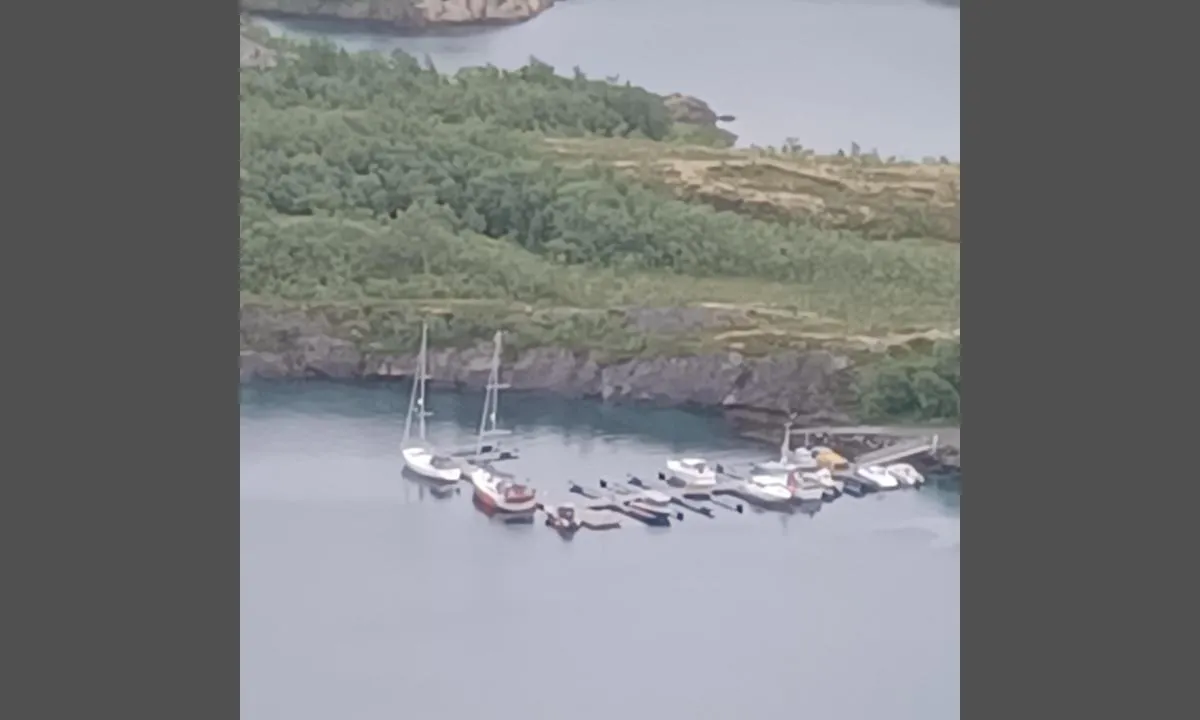 Skutvik brygge - Jektvik: {"base": "no", "no": "Flott brygge. S\u00f8rvestkuling f\u00e5r god fart mellom fjellene.", "se": "Fin brygga. Sydv\u00e4stkulingen f\u00e5r god fart mellan bergen.", "en": "Great dock. Southwesterly gale gains good speed between the mountains.", "da": "Flot bro. Sydvestkuling f\u00e5r god fart mellem bjergene.", "fr": "Magnifique jet\u00e9e. Le vent de sud-ouest prend de la vitesse entre les montagnes.", "de": "Sch\u00f6ner Steg. Ein S\u00fcdweststurm bekommt zwischen den Bergen richtig Fahrt.", "es": "Buen muelle. El viento del suroeste adquiere buena velocidad entre las monta\u00f1as.", "it": "Bella banchina. Il vento di burrasca da sud-ovest prende velocit\u00e0 tra le montagne.", "pt": "Cais excelente. Ventos fortes do sudoeste ganham boa velocidade entre as montanhas.", "nl": "Mooie steiger. Zuidwestelijke stormwinden krijgen goede snelheid tussen de bergen.", "pl": "\u015awietne nabrze\u017ce. Wiatr po\u0142udniowo-zachodni nabiera pr\u0119dko\u015bci mi\u0119dzy g\u00f3rami.", "uk": "\u0427\u0443\u0434\u043e\u0432\u0438\u0439 \u043f\u0440\u0438\u0447\u0430\u043b. \u041f\u0456\u0432\u0434\u0435\u043d\u043d\u043e-\u0437\u0430\u0445\u0456\u0434\u043d\u0438\u0439 \u0432\u0456\u0442\u0435\u0440 \u043d\u0430\u0431\u0438\u0440\u0430\u0454 \u0445\u043e\u0440\u043e\u0448\u0443 \u0448\u0432\u0438\u0434\u043a\u0456\u0441\u0442\u044c \u043c\u0456\u0436 \u0433\u043e\u0440\u0430\u043c\u0438.", "ro": "Pontun\u0103 minunat\u0103. V\u00e2ntul din sud-vest prinde vitez\u0103 bun\u0103 \u00eentre mun\u021bi.", "tr": "Harika iskele. G\u00fcneybat\u0131 f\u0131rt\u0131nas\u0131 da\u011flar aras\u0131nda h\u0131z kazan\u0131yor.", "el": "\u03a5\u03c0\u03ad\u03c1\u03bf\u03c7\u03b7 \u03b1\u03c0\u03bf\u03b2\u03ac\u03b8\u03c1\u03b1. \u039f \u03bd\u03bf\u03c4\u03b9\u03bf\u03b4\u03c5\u03c4\u03b9\u03ba\u03cc\u03c2 \u03ac\u03bd\u03b5\u03bc\u03bf\u03c2 \u03c0\u03b1\u03af\u03c1\u03bd\u03b5\u03b9 \u03ba\u03b1\u03bb\u03ae \u03c4\u03b1\u03c7\u03cd\u03c4\u03b7\u03c4\u03b1 \u03b1\u03bd\u03ac\u03bc\u03b5\u03c3\u03b1 \u03c3\u03c4\u03b1 \u03b2\u03bf\u03c5\u03bd\u03ac.", "cs": "Skv\u011bl\u00e9 molo. Jihoz\u00e1padn\u00ed vich\u0159ice nab\u00edr\u00e1 rychlost mezi horami.", "hu": "Remek kik\u00f6t\u0151. D\u00e9lnyugati sz\u00e9l gyorsan halad a hegyek k\u00f6z\u00f6tt.", "fi": "Upea laituri. Lounaistuuli saa hyv\u00e4n vauhdin vuorten v\u00e4liss\u00e4.", "bg": "\u0427\u0443\u0434\u0435\u0441\u0435\u043d \u043a\u0435\u0439. \u042e\u0433\u043e\u0437\u0430\u043f\u0430\u0434\u0435\u043d \u0431\u0443\u0440\u0435\u043d \u0432\u044f\u0442\u044a\u0440 \u043d\u0430\u0431\u0438\u0440\u0430 \u0434\u043e\u0431\u0440\u0430 \u0441\u043a\u043e\u0440\u043e\u0441\u0442 \u043c\u0435\u0436\u0434\u0443 \u043f\u043b\u0430\u043d\u0438\u043d\u0438\u0442\u0435.", "sr": "Odli\u010dan gat. Jugozapadni vetar dosti\u017ee punu brzinu izme\u0111u planina.", "et": "Suurep\u00e4rane kai. L\u00f5una-l\u00e4\u00e4netuul kiireneb h\u00e4sti m\u00e4gede vahel.", "lv": "Lieliska piest\u0101tne. Dienvidrietumu v\u0113tras ieg\u016bst liel\u0101ku \u0101trumu starp kalniem.", "lt": "Puikus prieplauka. Pietvakari\u0173 v\u0117jas tarp kaln\u0173 \u012fgauna ger\u0105 greit\u012f."}