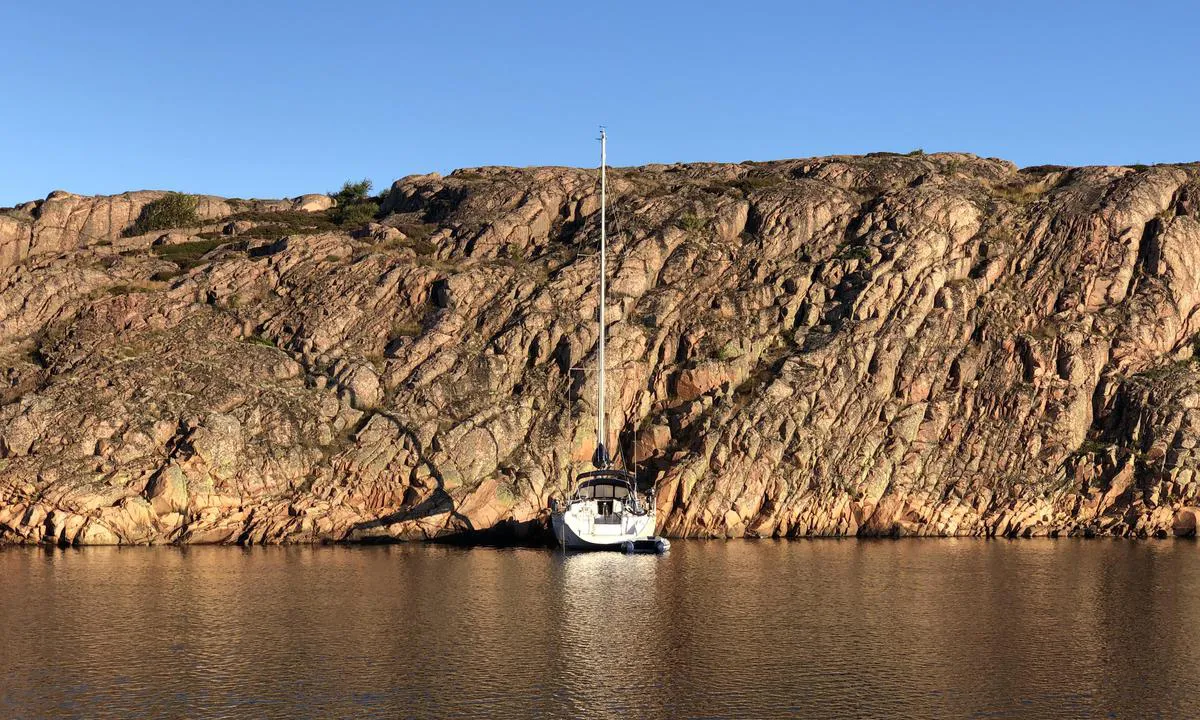 {"base": "en", "no": "Seilb\u00e5t fort\u00f8yd med baugen mot steinene p\u00e5 nordsiden av Sladholmen", "se": "Segelb\u00e5t f\u00f6rt\u00f6jd med f\u00f6ren mot klipporna p\u00e5 norra sidan av Sladholmen", "en": "Sailboat moored bow-to towards the rocks on the north side of Sladholmen", "da": "Sejlb\u00e5d fort\u00f8jet med st\u00e6vnen mod klipperne p\u00e5 nordsiden af Sladholmen"}