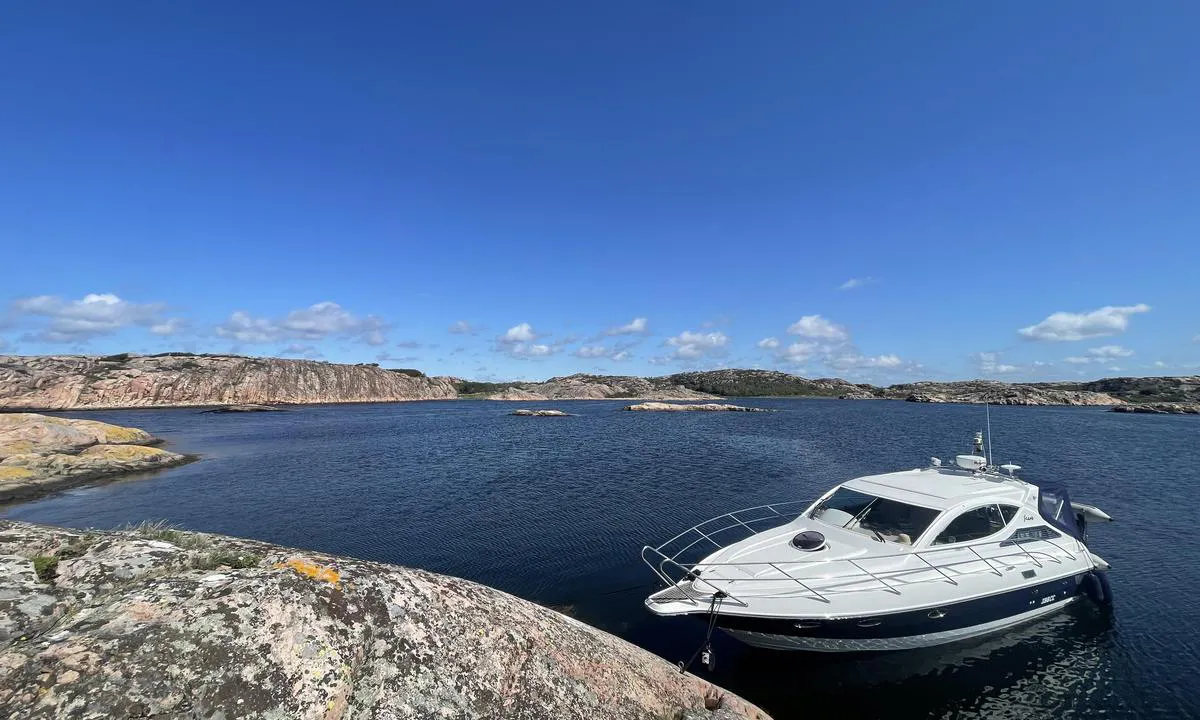 Sladholmen: {"base": "no", "no": "Fort\u00f8yd mot berget vest i bassenget.", "se": "F\u00f6rt\u00f6jd mot berget v\u00e4ster om bass\u00e4ngen.", "en": "Moored against the rock west in the basin.", "da": "Fort\u00f8jet til klippen vest i bassinet."}