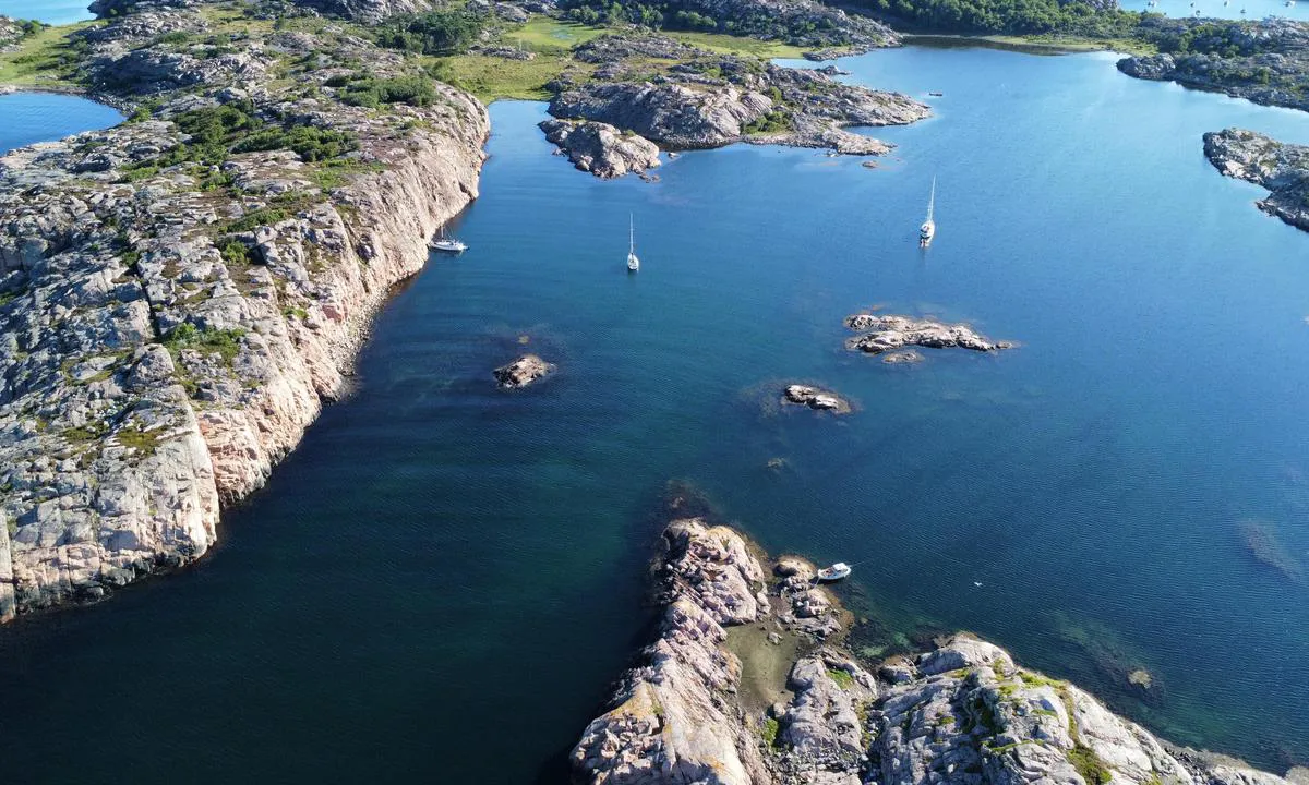 {"base": "en", "no": "Inngangen til Sladholmen er nederst til venstre i bildet", "se": "Ing\u00e5ngen till Sladholmen \u00e4r l\u00e4ngst ner till v\u00e4nster p\u00e5 bilden", "en": "The entry to Sladholmen is in the bottom left of the picture", "da": "Indsejlingen til Sladholmen er i nederste venstre hj\u00f8rne af billedet"}