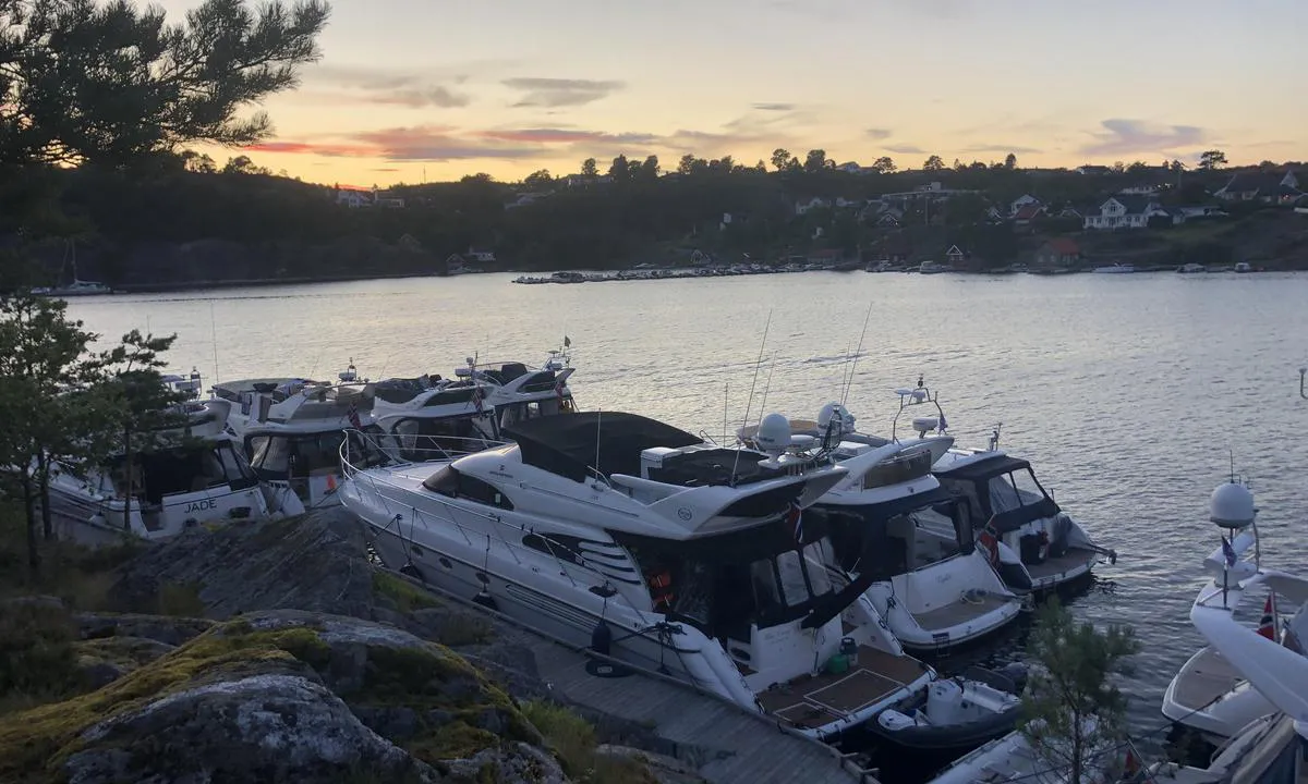 Slåttholmen: {"base": "no", "no": "Her er det plass til mange. Registrerer at de fleste legger seg longside p\u00e5 bryggene.", "se": "H\u00e4r finns det plats f\u00f6r m\u00e5nga. Noterar att de flesta l\u00e4gger sig l\u00e5ngsides vid bryggorna.", "en": "There is room for many here. Noticing that most people dock longside on the piers.", "da": "Her er der plads til mange. Registrerer at de fleste l\u00e6gger sig langs med kajerne."}