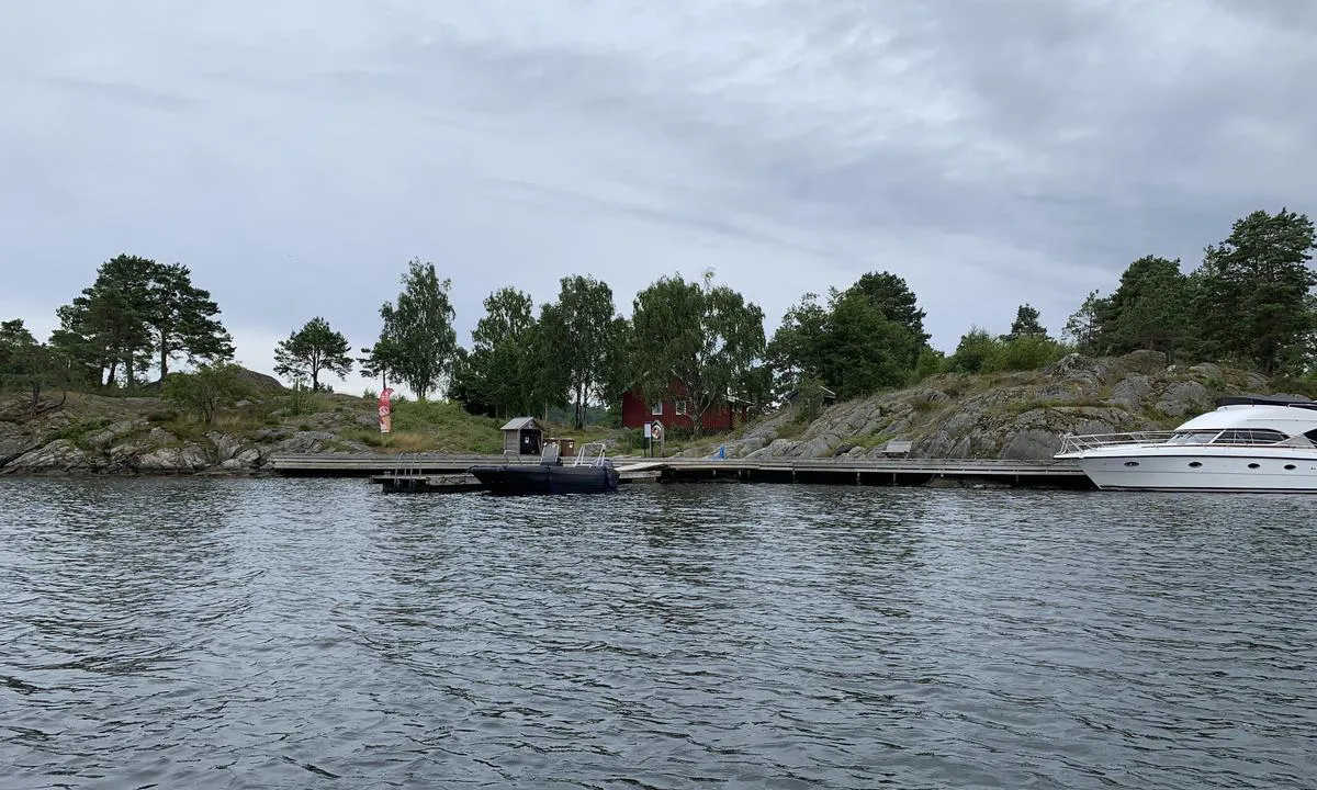 Slåttholmen: {"base": "no", "no": "Liten kiosk i den r\u00f8de hytta.", "se": "Liten kiosk i den r\u00f6da stugan.", "en": "Small kiosk in the red cabin.", "da": "Lille kiosk i den r\u00f8de hytte."}