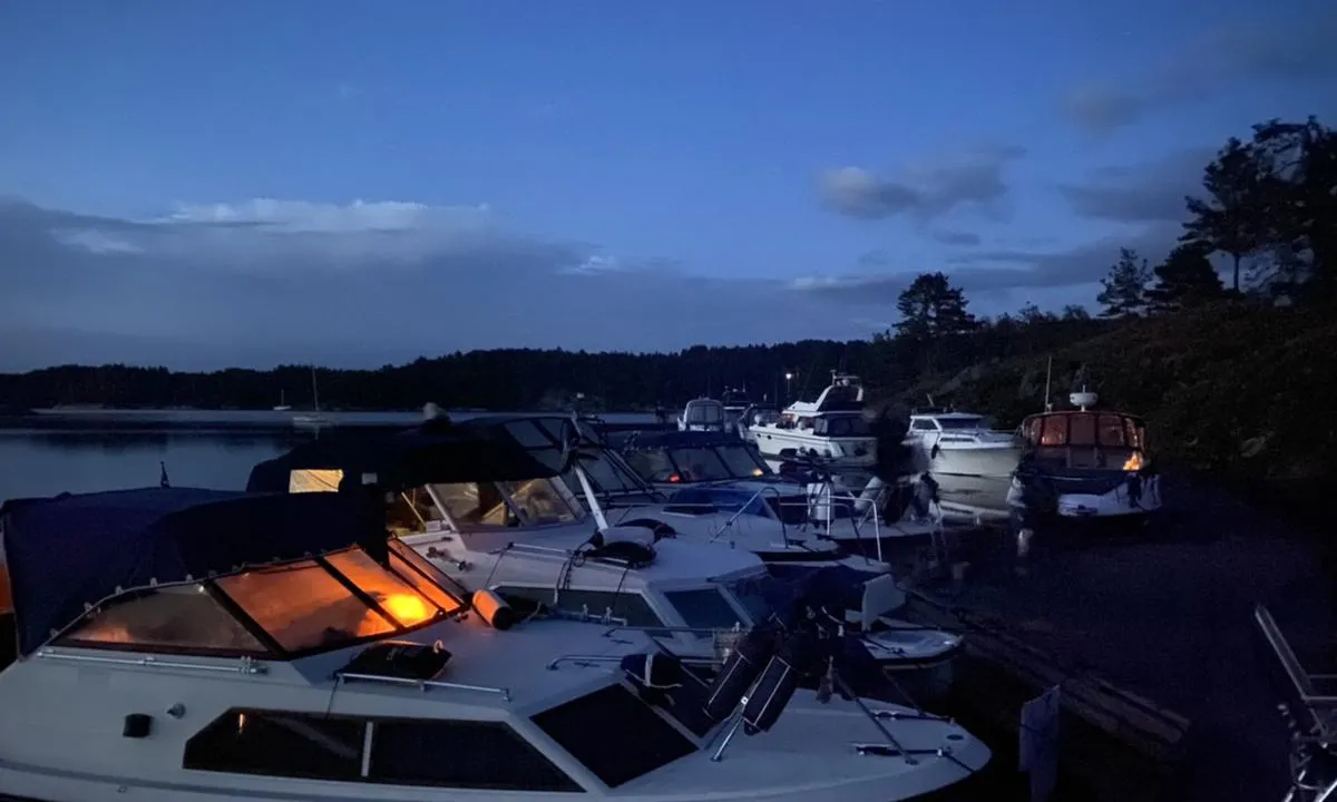 Slåttholmen: Båter langs brygga i mørket