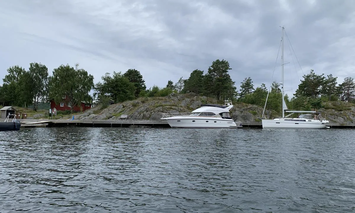 Slåttholmen: {"base": "no", "no": "Go dybde p\u00e5 brygga der vi ligger med seilb\u00e5ten. En del grunnere videre bakover.", "se": "God djup p\u00e5 bryggan d\u00e4r vi ligger med segelb\u00e5ten. En del grundare vidare bak\u00e5t.", "en": "Good depth at the dock where we are moored with the sailboat. Some shallower spots further back.", "da": "God dybde ved kajen, hvor vi ligger med sejlb\u00e5den. En del grundere l\u00e6ngere tilbage."}