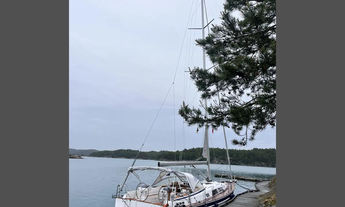 Slåttholmen: {"base": "en", "no": "Dypeste sted langs bryggen - mer enn 2 meter her. Passer for v\u00e5re tvillingror", "se": "Djupaste plats vid kajen - mer \u00e4n 2 meter h\u00e4r. Bra f\u00f6r v\u00e5ra dubbla roder", "en": "Deepest place alongside the pier - more than 2 meters here. Ok for our twin rudders", "da": "Dybeste sted langs kajen - mere end 2 meter her. Ok for vores dobbeltroret", "fr": "L'endroit le plus profond le long du quai - plus de 2 m\u00e8tres ici. Convient pour nos doubles safrans", "de": "Tiefster Platz entlang der Pier - mehr als 2 Meter hier. In Ordnung f\u00fcr unsere Doppelnuten", "es": "Lugar m\u00e1s profundo junto al muelle - m\u00e1s de 2 metros aqu\u00ed. Apto para nuestros timones gemelos", "it": "Luogo pi\u00f9 profondo accanto al molo - qui pi\u00f9 di 2 metri. Ok per i nostri doppi timoni", "pt": "Lugar mais profundo ao longo do cais - mais de 2 metros aqui. Adequado para nossos g\u00eameos lemes", "nl": "Diepste plek langs de pier - meer dan 2 meter hier. Geschikt voor onze dubbele roeren", "pl": "Najg\u0142\u0119bsze miejsce przy nabrze\u017cu - wi\u0119cej ni\u017c 2 metry. Odpowiednie dla naszych podw\u00f3jnych ster\u00f3w", "uk": "\u041d\u0430\u0439\u0433\u043b\u0438\u0431\u0448\u0435 \u043c\u0456\u0441\u0446\u0435 \u0431\u0456\u043b\u044f \u043f\u0440\u0438\u0447\u0430\u043b\u0443 - \u0431\u0456\u043b\u044c\u0448\u0435 2 \u043c\u0435\u0442\u0440\u0456\u0432 \u0442\u0443\u0442. \u041f\u0456\u0434\u0445\u043e\u0434\u0438\u0442\u044c \u0434\u043b\u044f \u043d\u0430\u0448\u0438\u0445 \u0434\u0432\u043e\u0445 \u043a\u0435\u0440\u043c\u043e\u0432\u0438\u0445 \u043b\u043e\u043f\u0430\u0441\u0442\u0435\u0439", "ro": "Locul cel mai ad\u00e2nc de l\u00e2ng\u0103 debarcader - mai mult de 2 metri aici. Potrivit pentru c\u00e2rmele noastre gemene", "tr": "R\u0131ht\u0131m\u0131n yan\u0131ndaki en derin yer - burada 2 metreden fazla. \u00c7ift d\u00fcmenlerimiz i\u00e7in uygun", "el": "\u03a4\u03bf \u03b2\u03b1\u03b8\u03cd\u03c4\u03b5\u03c1\u03bf \u03bc\u03ad\u03c1\u03bf\u03c2 \u03ba\u03b1\u03c4\u03ac \u03bc\u03ae\u03ba\u03bf\u03c2 \u03c4\u03b7\u03c2 \u03b1\u03c0\u03bf\u03b2\u03ac\u03b8\u03c1\u03b1\u03c2 - \u03c0\u03b5\u03c1\u03b9\u03c3\u03c3\u03cc\u03c4\u03b5\u03c1\u03bf \u03b1\u03c0\u03cc 2 \u03bc\u03ad\u03c4\u03c1\u03b1 \u03b5\u03b4\u03ce. \u039a\u03b1\u03c4\u03ac\u03bb\u03bb\u03b7\u03bb\u03bf \u03b3\u03b9\u03b1 \u03c4\u03b1 \u03b4\u03af\u03b4\u03c5\u03bc\u03b1 \u03c0\u03b7\u03b4\u03ac\u03bb\u03b9\u03ac \u03bc\u03b1\u03c2", "cs": "Nejhlub\u0161\u00ed m\u00edsto u mola - v\u00edce ne\u017e 2 metry zde. Vhodn\u00e9 pro na\u0161e dvojit\u00e9 kormidla", "hu": "A m\u00f3l\u00f3 melletti legm\u00e9lyebb hely - t\u00f6bb mint 2 m\u00e9ter m\u00e9ly itt. K\u00e9t korm\u00e1nyunk sz\u00e1m\u00e1ra megfelel\u0151.", "fi": "Syvin paikka laiturin vieress\u00e4 - yli 2 metri\u00e4 t\u00e4\u00e4ll\u00e4. Sopii kaksidrukerilla varustetulle veneellemme", "bg": "\u041d\u0430\u0439-\u0434\u044a\u043b\u0431\u043e\u043a\u043e\u0442\u043e \u043c\u044f\u0441\u0442\u043e \u0434\u043e \u043a\u0435\u044f - \u043f\u043e\u0432\u0435\u0447\u0435 \u043e\u0442 2 \u043c\u0435\u0442\u0440\u0430 \u0442\u0443\u043a. \u0414\u043e\u0431\u0440\u0435 \u0435 \u0437\u0430 \u043d\u0430\u0448\u0438\u0442\u0435 \u0434\u0432\u043e\u0439\u043d\u0438 \u0440\u0443\u043b\u044f", "sr": "\u041d\u0430\u0458\u0434\u0443\u0431\u0459\u0435 \u043c\u0435\u0441\u0442\u043e \u043f\u043e\u0440\u0435\u0434 \u043f\u0440\u0438\u0441\u0442\u0430\u043d\u0438\u0448\u0442\u0430 - \u0432\u0438\u0448\u0435 \u043e\u0434 2 \u043c\u0435\u0442\u0440\u0430 \u043e\u0432\u0434\u0435. \u041f\u043e\u0433\u043e\u0434\u043d\u043e \u0437\u0430 \u043d\u0430\u0448\u0435 \u0434\u0432\u043e\u0441\u0442\u0440\u0443\u043a\u0435 \u043a\u0440\u043c\u0435\u043d\u0435 \u0440\u0443\u043b\u0435\u0432\u0435", "et": "S\u00fcgaim koht kai \u00e4\u00e4res - rohkem kui 2 meetrit siin. Sobib meie kaheroolilistele", "lv": "Visdzi\u013c\u0101k\u0101 vieta gar piest\u0101tni - vair\u0101k nek\u0101 2 metri. Piem\u0113rots m\u016bsu dv\u012b\u0146u st\u016bru laivai.", "lt": "Giliausia vieta prie prieplaukos - daugiau nei 2 metrai \u010dia. Tinkama m\u016bs\u0173 dvigubiems vairrela\u010diams"}