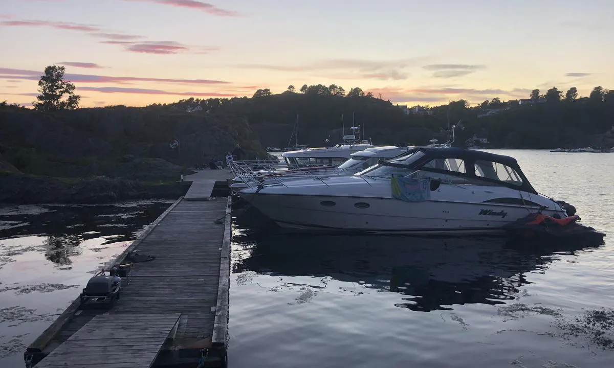 Slåttholmen: {"base": "no", "no": "Det er plass til 3-4 b\u00e5ter p\u00e5 flytebrygga.", "se": "Det finns plats f\u00f6r 3-4 b\u00e5tar vid flytbryggan.", "en": "There is room for 3-4 boats on the floating dock.", "da": "Der er plads til 3-4 b\u00e5de ved flydebroen."}